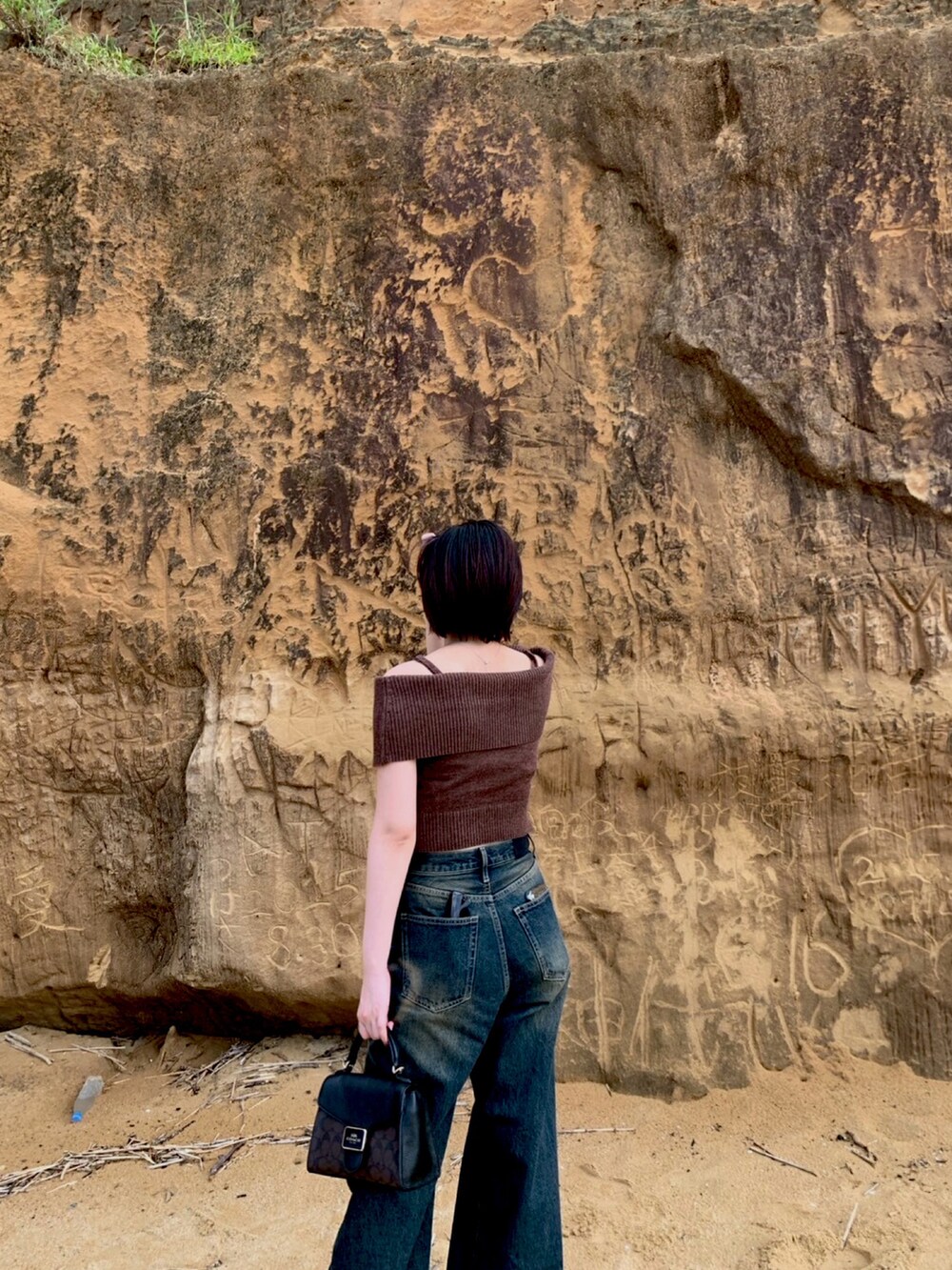 シルバー系のスニーカー、その他のパンツ、ブラウン系のトップスを着用したレディースの秋コーディネートの2枚目の写真