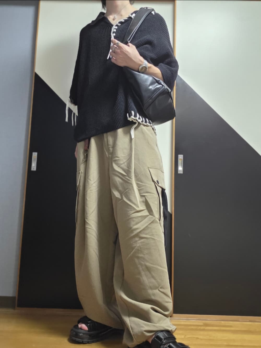 ブラック系のサンダル、ベージュ系のカーゴパンツ、グレー系のショルダーバッグを着用したメンズの夏コーディネートの2枚目の写真