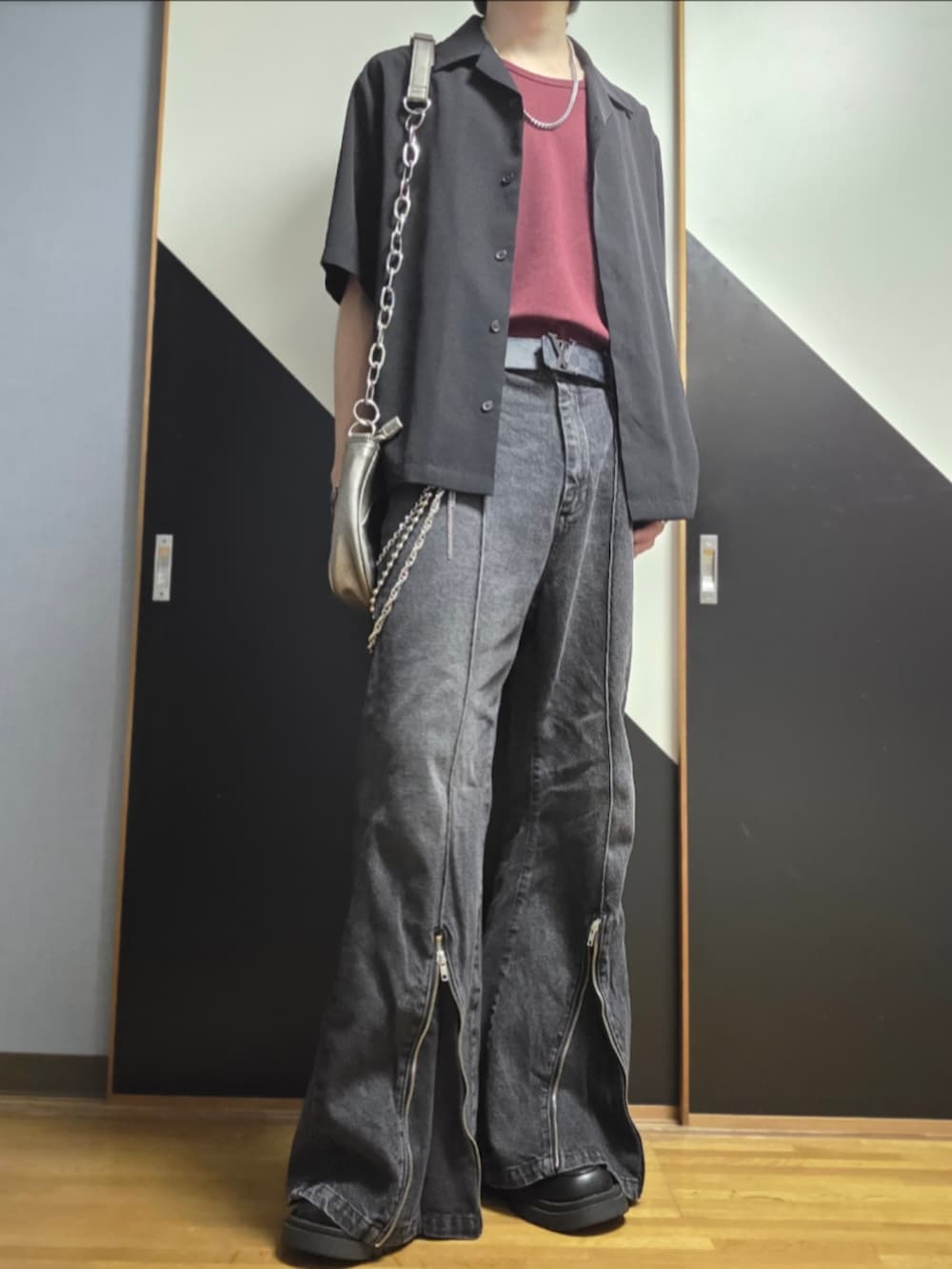 グレー系のデニムパンツ、シルバー系のショルダーバッグ、ブラック系のシャツ/ブラウスを着用したメンズの夏コーディネートの3枚目の写真