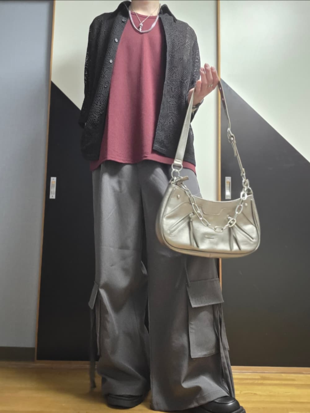 グレー系のカーゴパンツ、シルバー系のショルダーバッグ、レッド系のタンクトップを着用したメンズの夏コーディネートの2枚目の写真