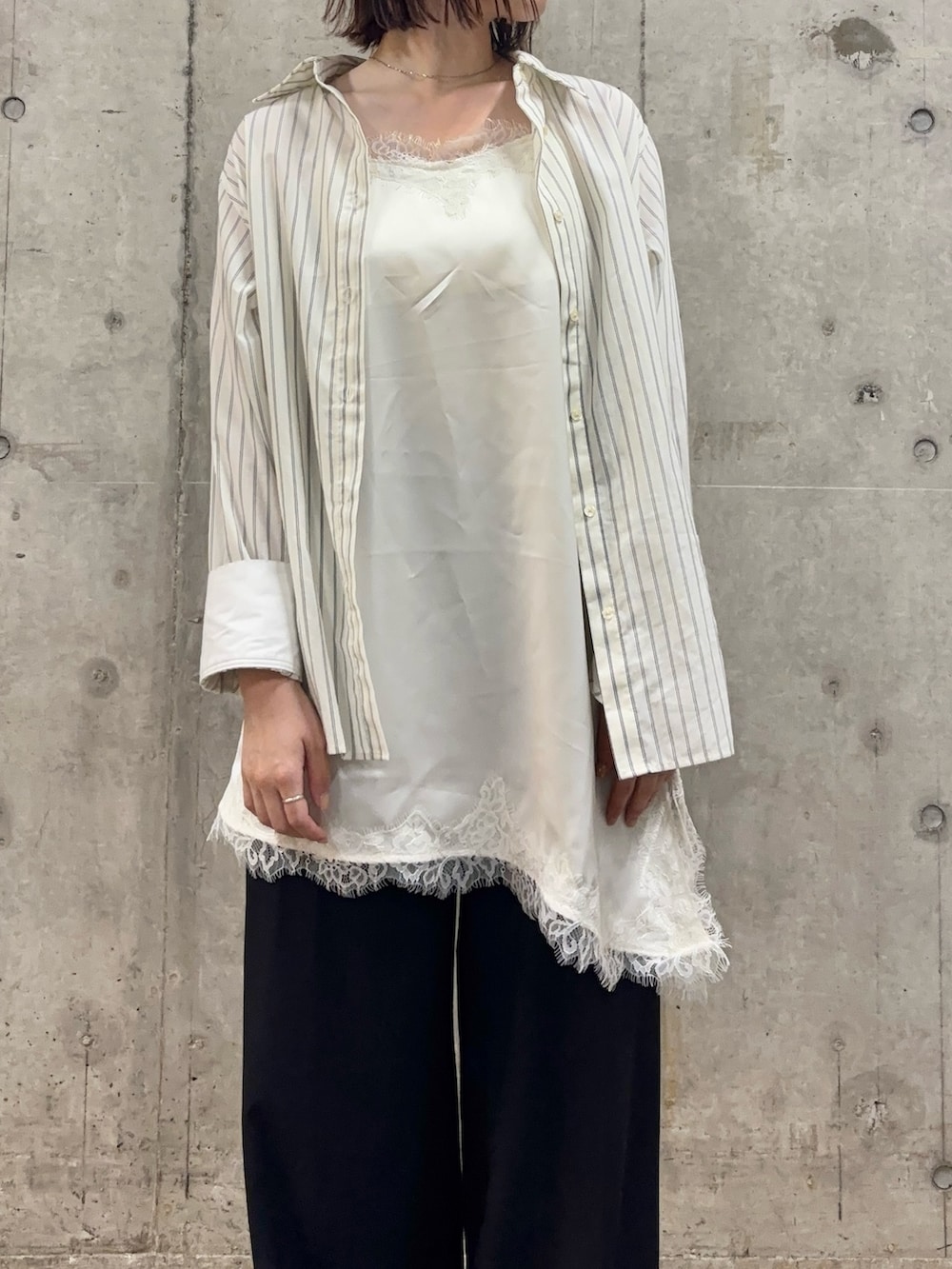 ホワイト系のキャミソール、ホワイト系のシャツ/ブラウス、ブラック系のその他パンツを着用したレディースの春コーディネートの2枚目の写真