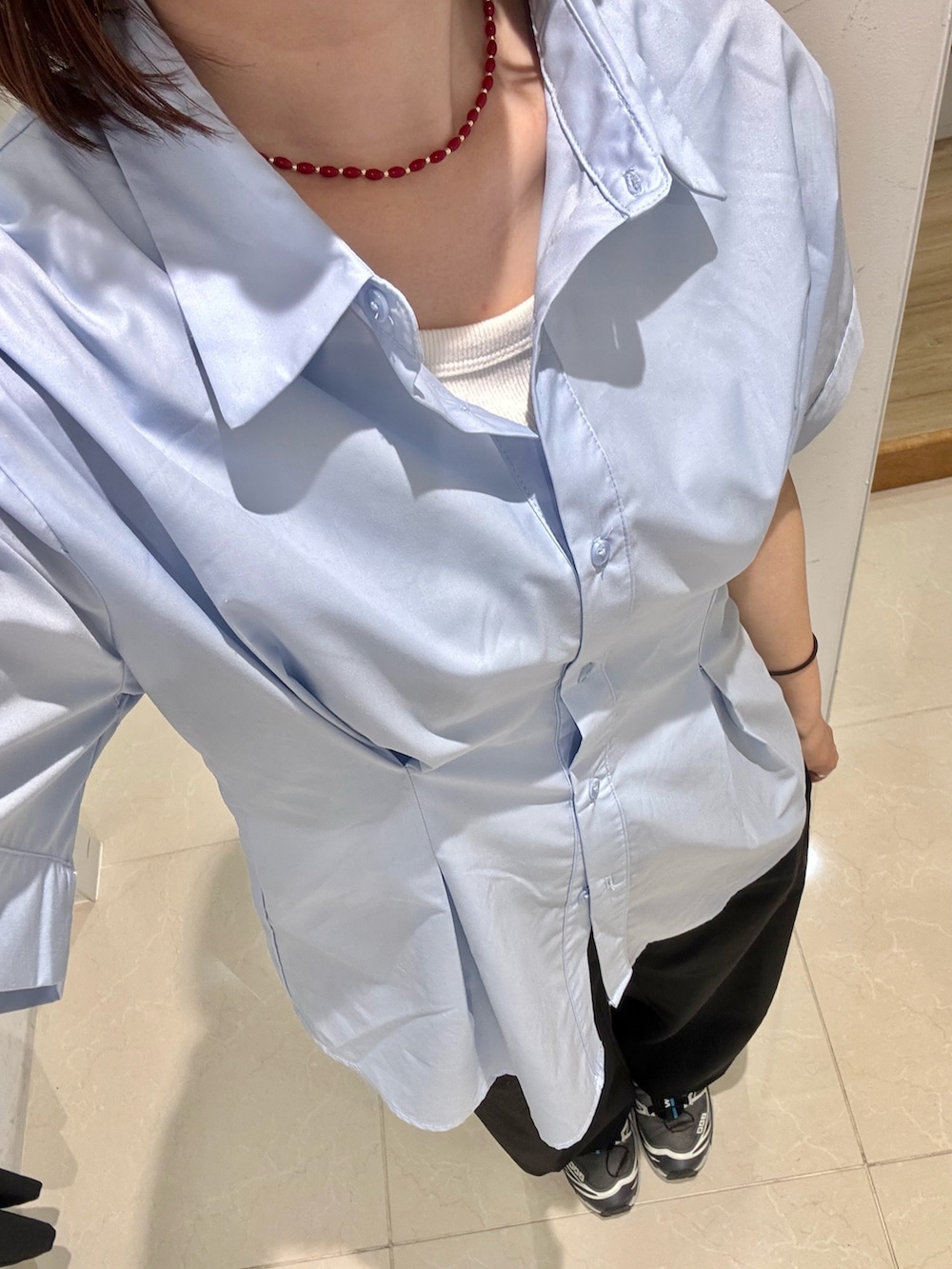 ブラック系のその他パンツ、ブルー系のシャツ/ブラウス、グレー系のスニーカーを着用したレディースの春コーディネートの2枚目の写真
