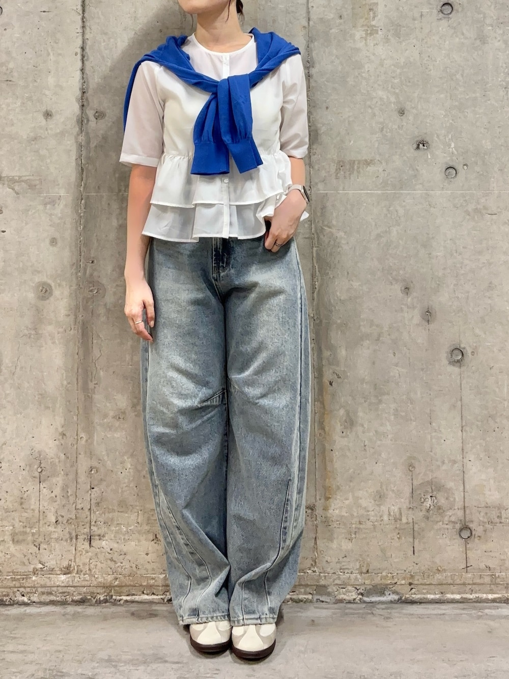 ホワイト系のシャツ/ブラウス、ブルー系のデニムパンツ、ホワイト系のスニーカーを着用したレディースの春コーディネートの2枚目の写真