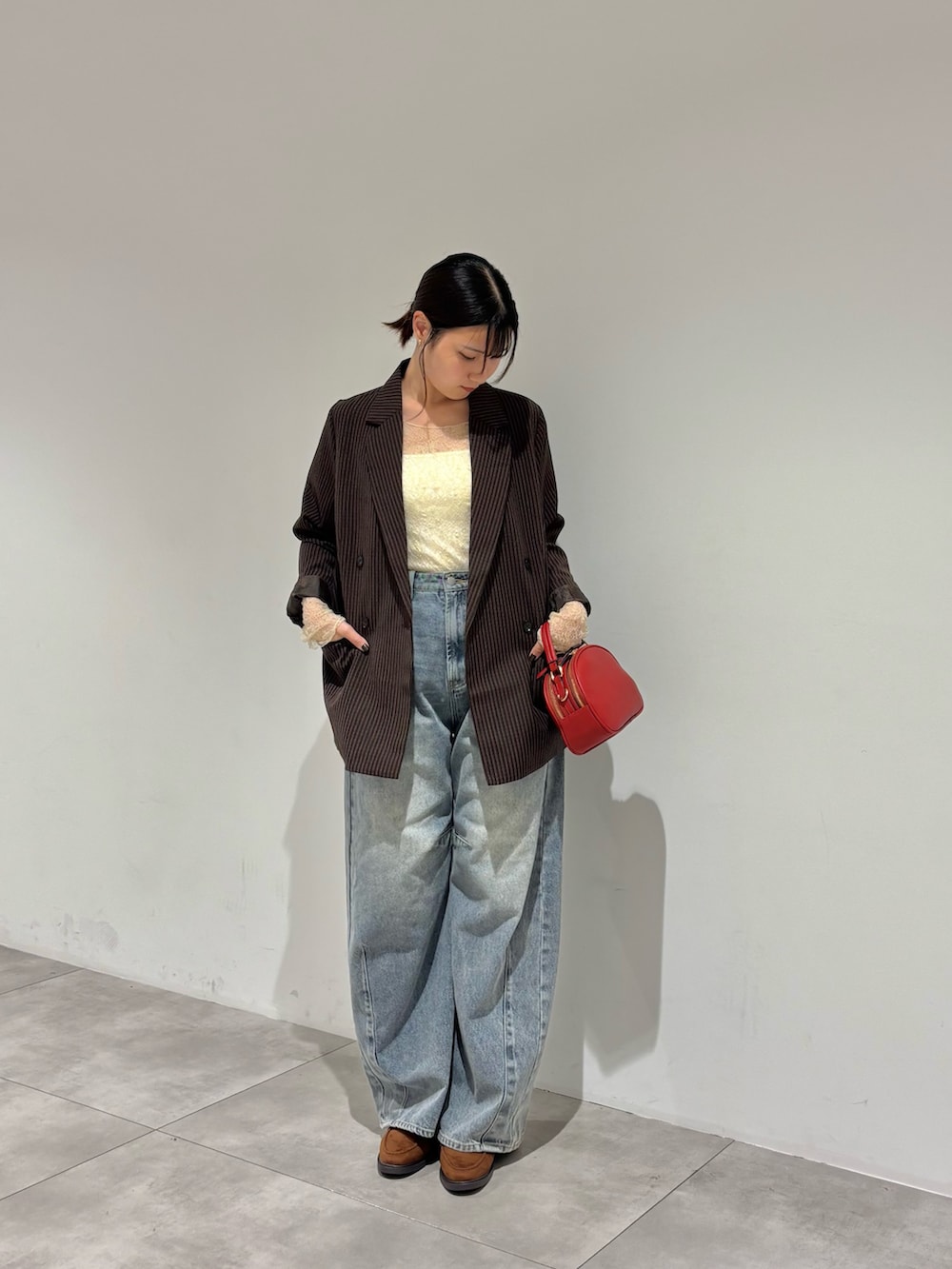 ブラウン系のその他アウター、ベージュ系のTシャツ/カットソー、ホワイト系のキャミソールを着用したレディースの秋コーディネートの2枚目の写真
