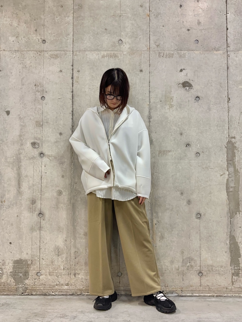 ホワイト系のパーカー、ホワイト系のシャツ/ブラウス、ベージュ系のその他パンツを着用したレディースの冬コーディネートの2枚目の写真