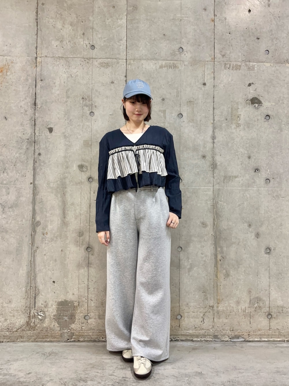 ホワイト系のスニーカー、グレー系のその他パンツ、ブルー系のシャツ/ブラウスを着用したレディースの春コーディネートの2枚目の写真