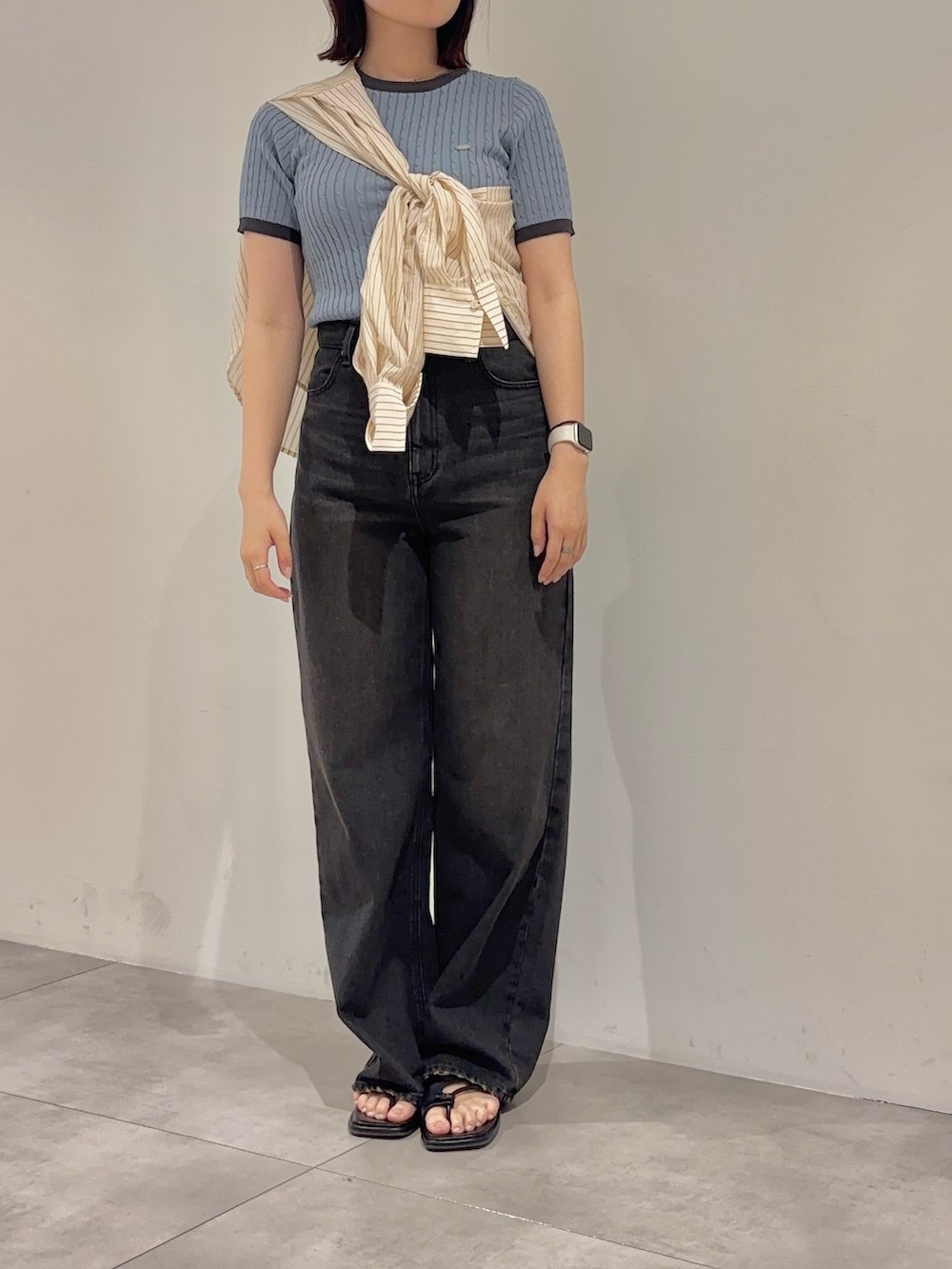 ブルー系のニット/セーター、ベージュ系のシャツ/ブラウス、ブラック系のその他パンツを着用したレディースの夏コーディネートの3枚目の写真