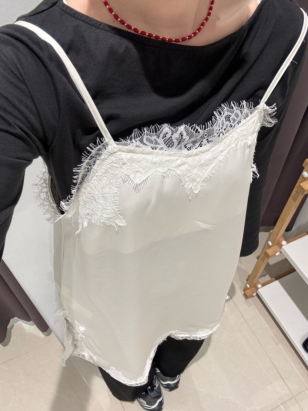 ブラック系のTシャツ/カットソー、ホワイト系のキャミソール、ブラック系のその他パンツを着用したレディースの春コーディネートの2枚目の写真