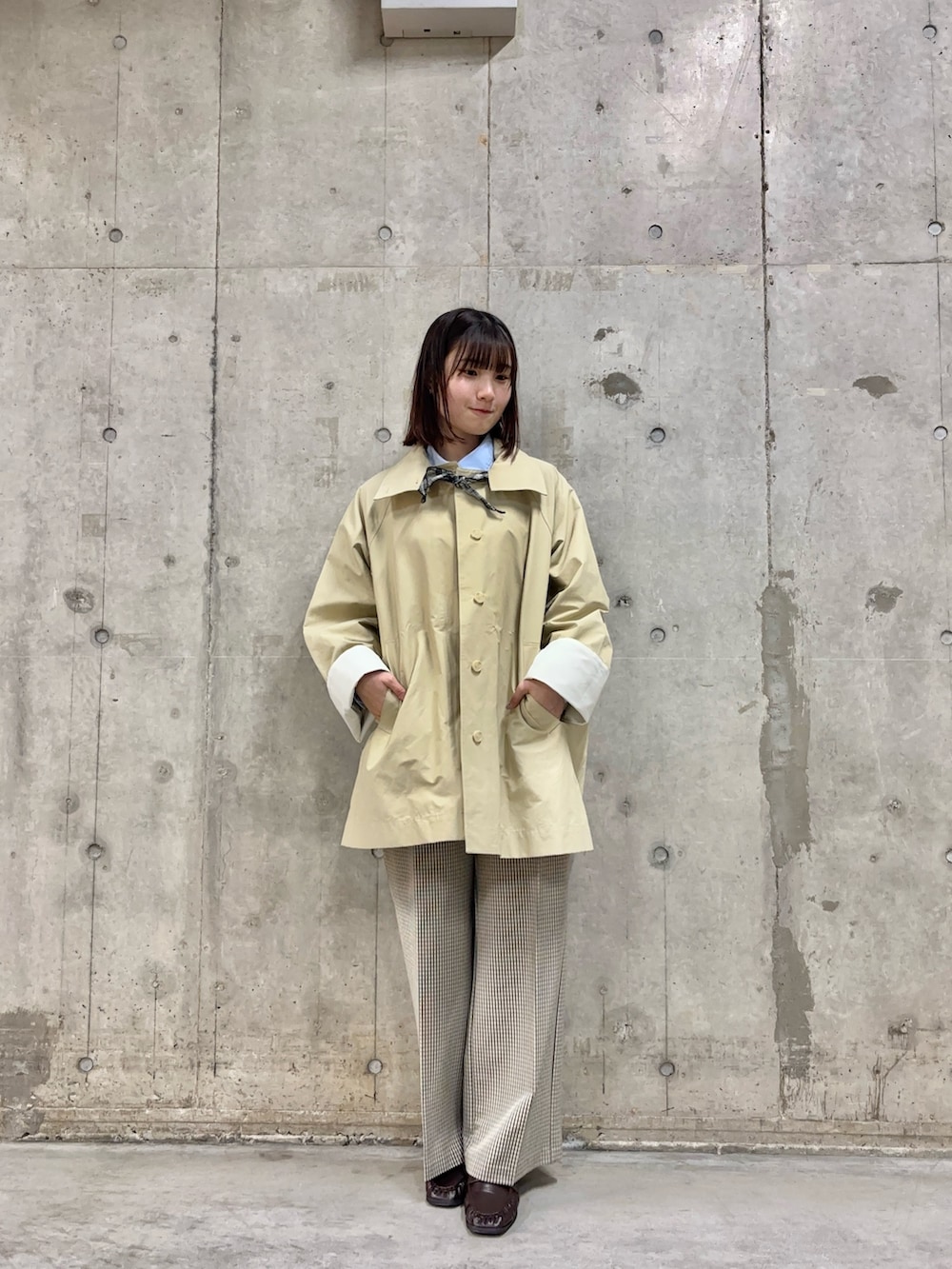 ブラウン系のローファー、ベージュ系のスラックス、ブルー系のシャツ/ブラウスを着用したレディースの冬コーディネートの2枚目の写真