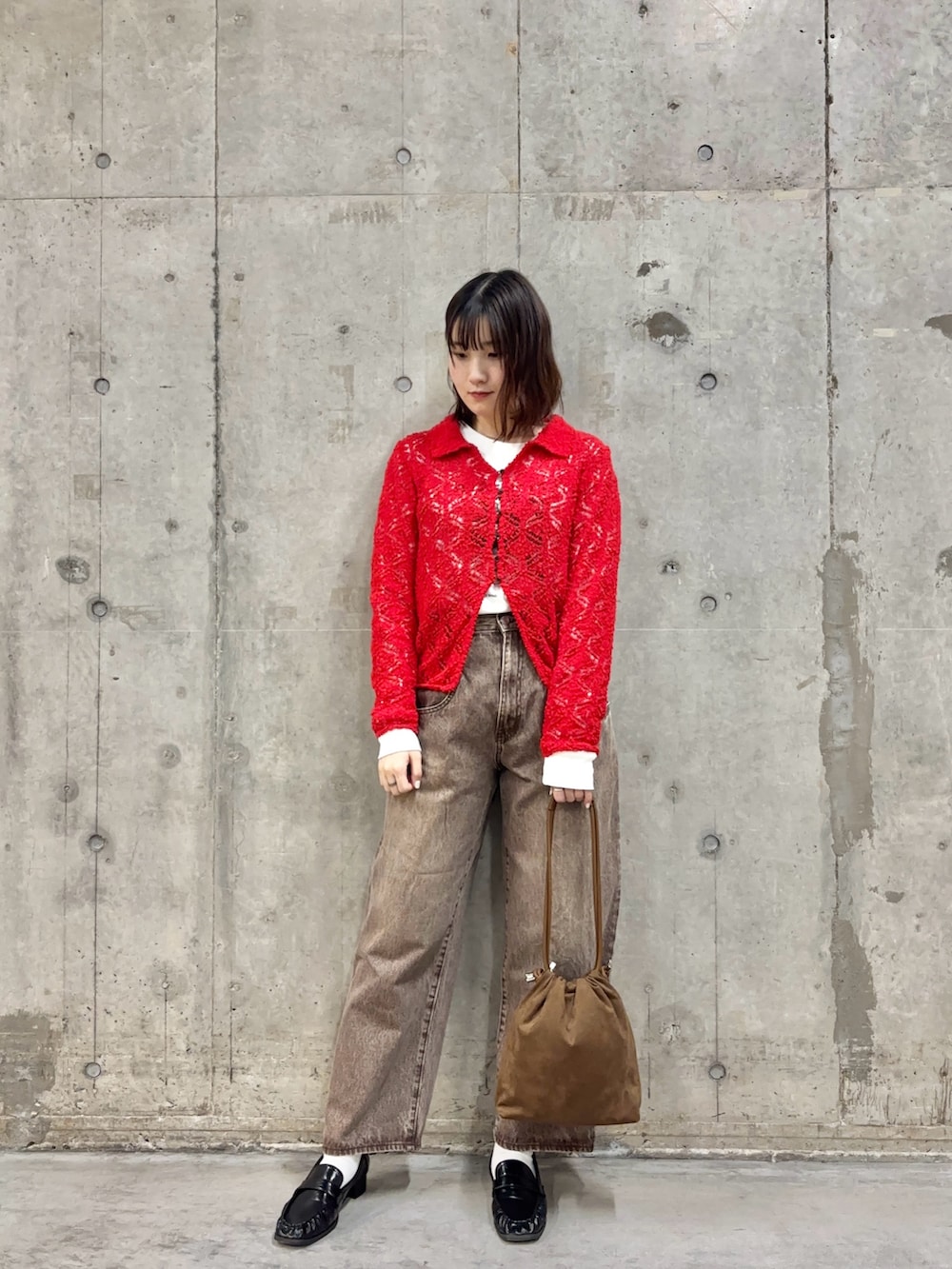 その他のTシャツ/カットソー、レッド系のニット/セーター、ブラウン系のローファーを着用したレディースの春コーディネートの2枚目の写真