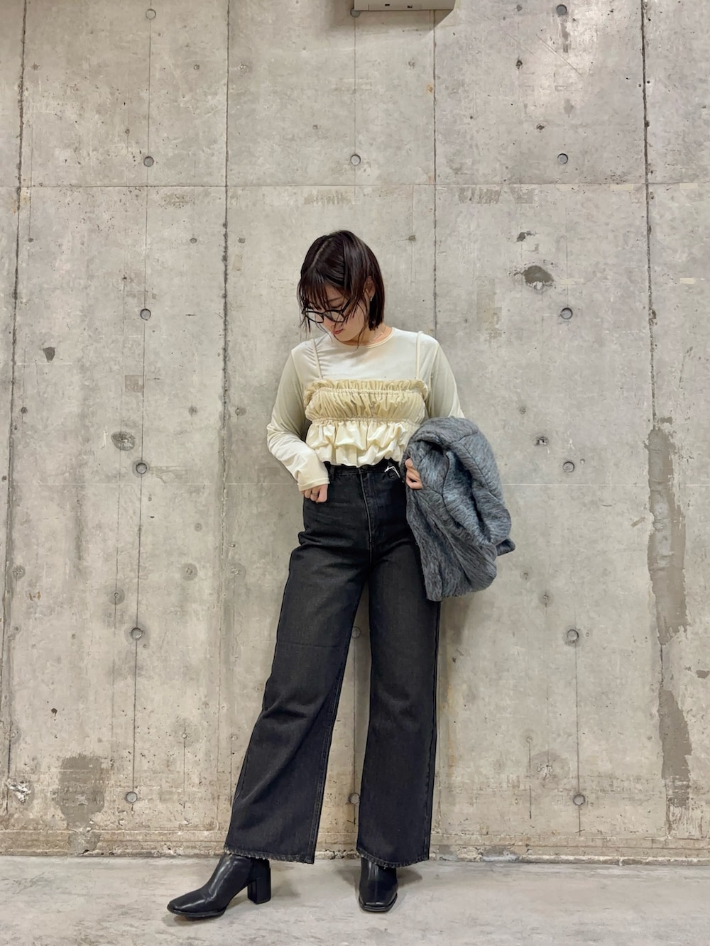 ブルー系のその他アウター、ホワイト系のTシャツ/カットソー、ブラック系のデニムパンツを着用したレディースの冬コーディネートの2枚目の写真