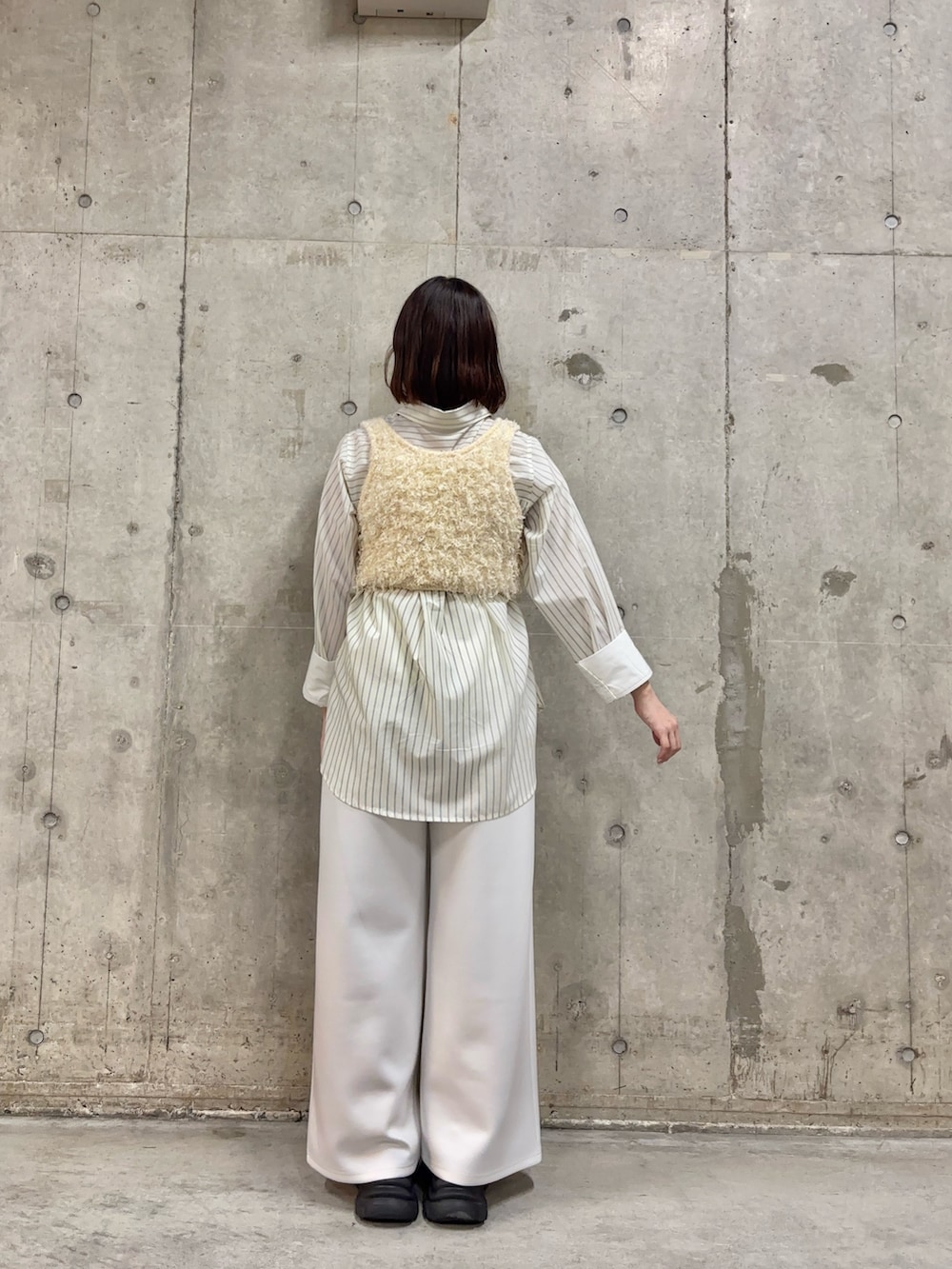 ホワイト系のベスト、ホワイト系のシャツ/ブラウス、ブラウン系のスニーカーを着用したレディースの春コーディネートの4枚目の写真