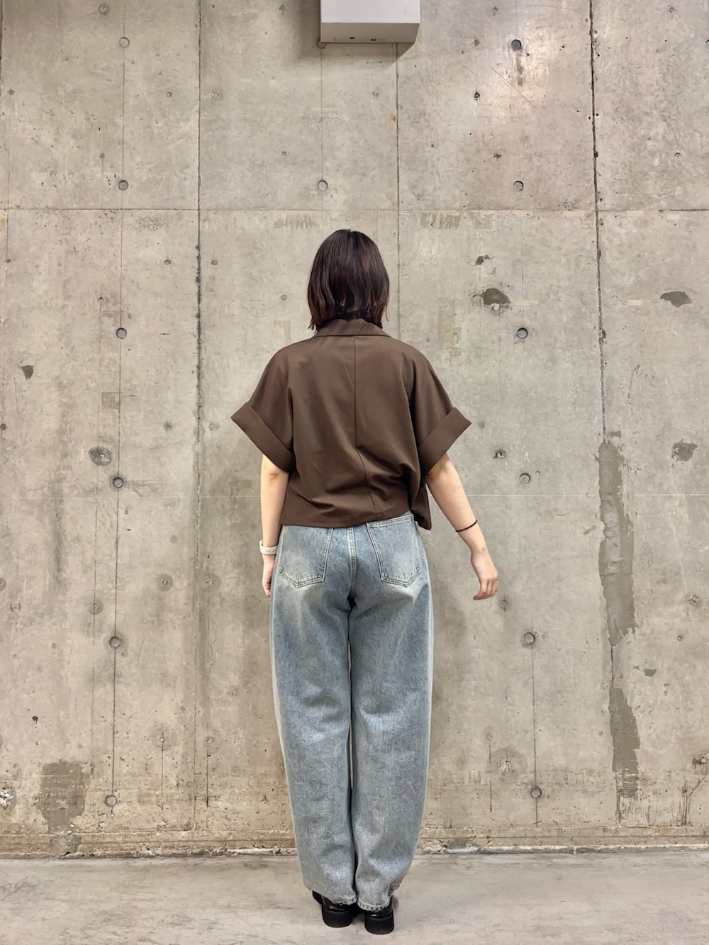 ブラウン系のその他アウター、ホワイト系のTシャツ/カットソー、ブラック系のサンダルを着用したレディースの春コーディネートの4枚目の写真
