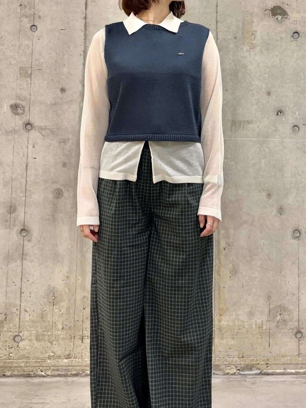 ブルー系のニット/セーター、ホワイト系のニット/セーター、ブラック系のその他パンツを着用したレディースの春コーディネートの2枚目の写真
