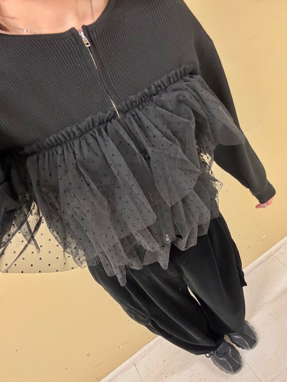 ブラック系のその他パンツ、ブラック系のニット/セーター、ブラック系のスニーカーを着用したレディースの冬コーディネートの3枚目の写真