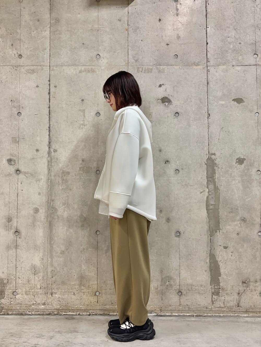 ホワイト系のパーカー、ホワイト系のシャツ/ブラウス、ベージュ系のその他パンツを着用したレディースの冬コーディネートの3枚目の写真