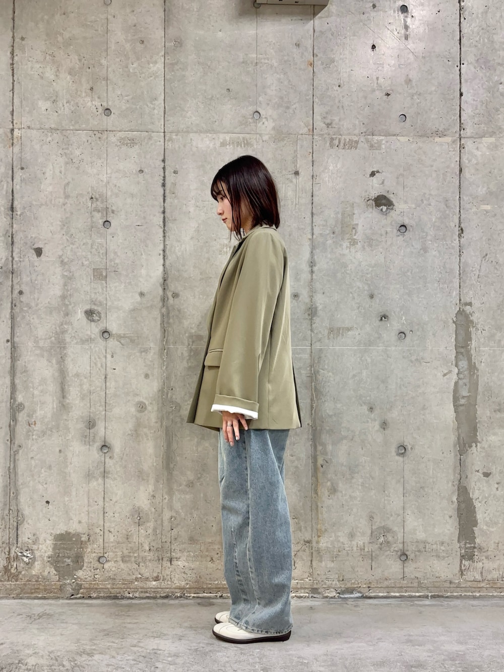 ベージュ系のテーラードジャケット、ブルー系のTシャツ/カットソー、ブルー系のデニムパンツを着用したレディースの冬コーディネートの3枚目の写真