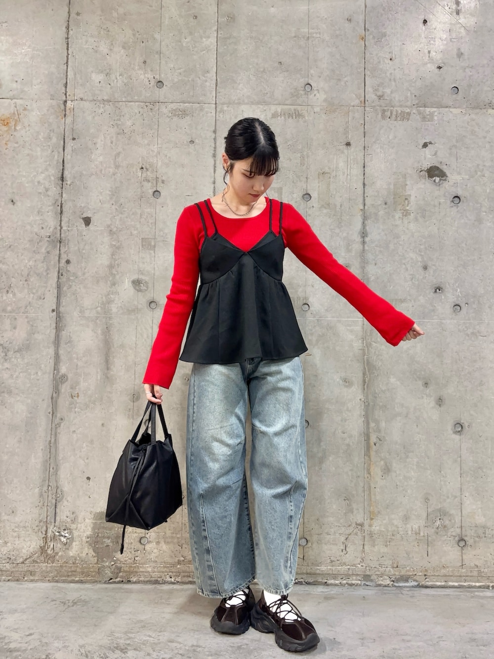 ブラック系のその他トップス、ブラック系のショルダーバッグ、レッド系のニット/セーターを着用したレディースの秋コーディネートの2枚目の写真