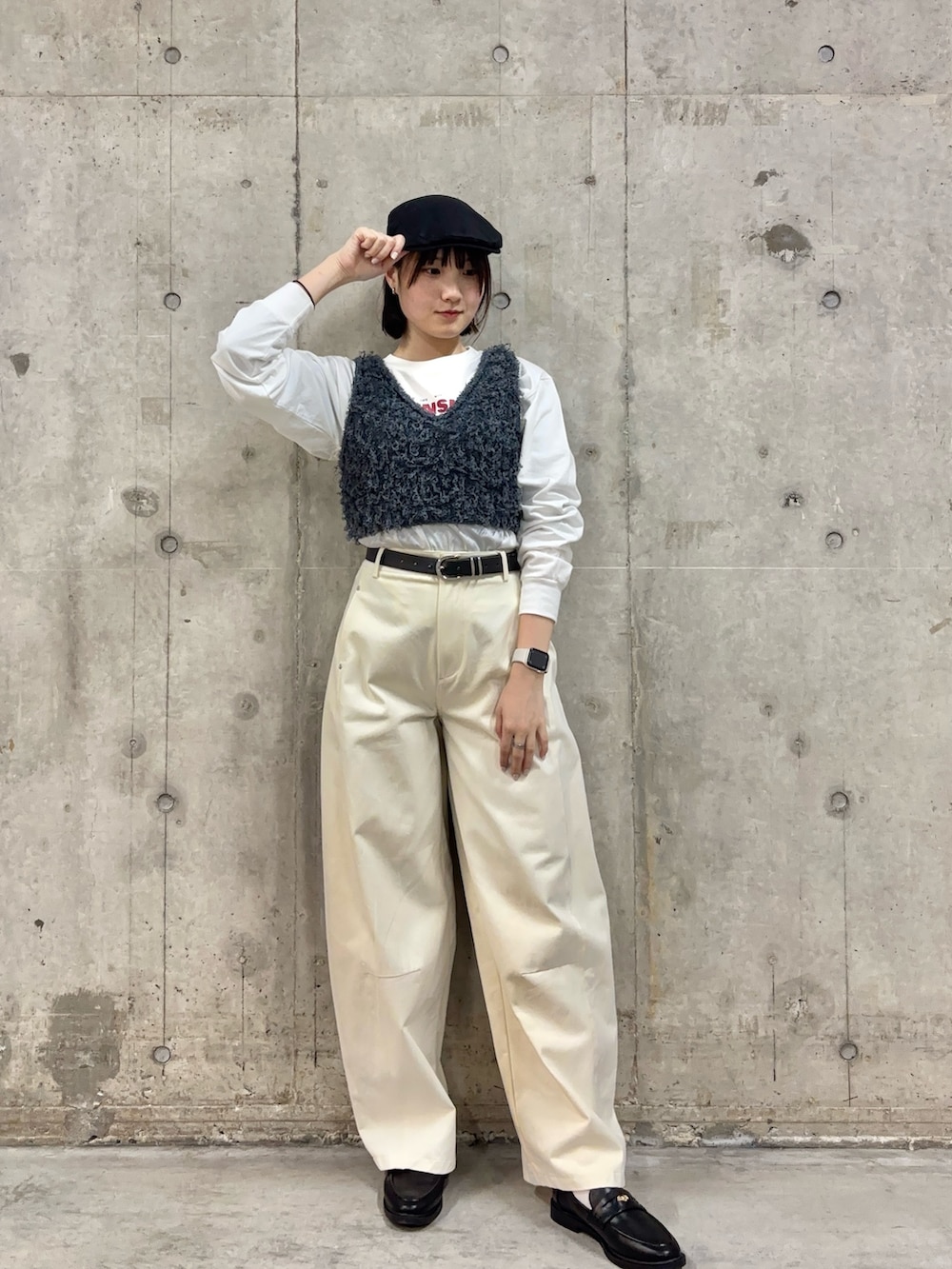 ブラック系のローファー、ホワイト系のその他パンツ、グレー系のベストを着用したレディースの春コーディネートの2枚目の写真