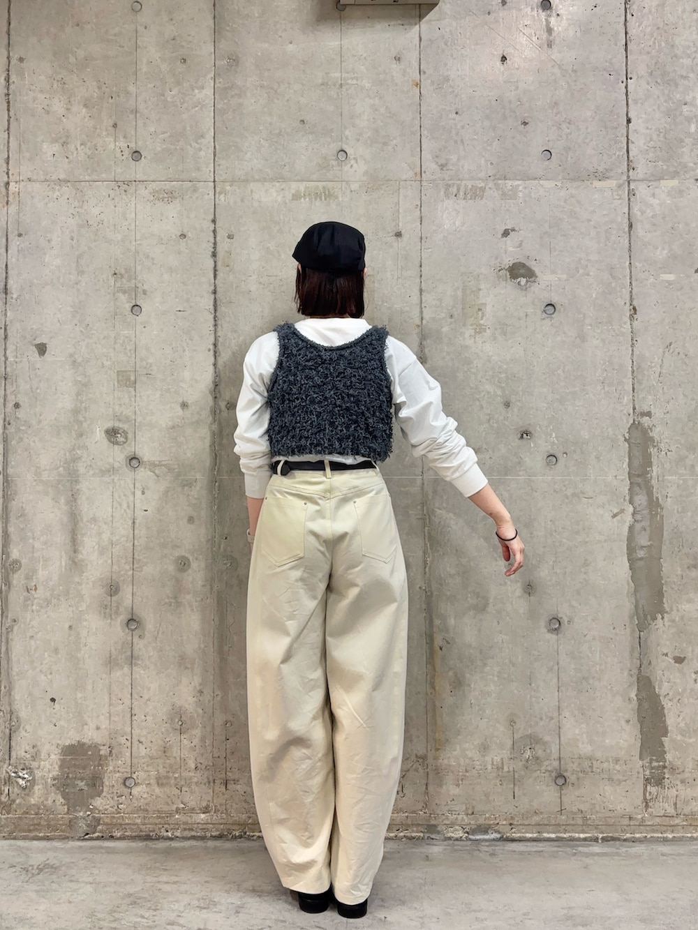 ブラック系のローファー、ホワイト系のその他パンツ、グレー系のベストを着用したレディースの春コーディネートの4枚目の写真