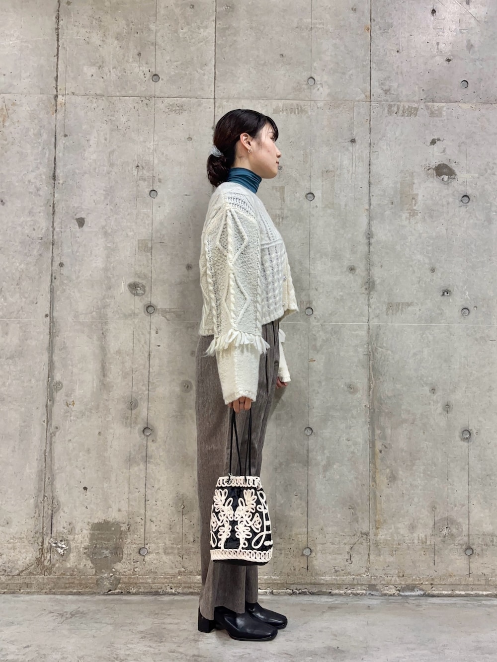 ホワイト系のカーディガン/ボレロ、ブルー系のTシャツ/カットソー、ブラウン系のその他パンツを着用したレディースの冬コーディネートの3枚目の写真