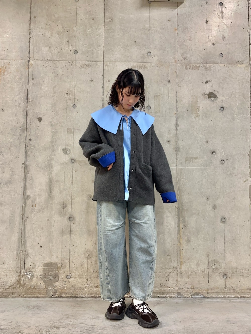 ブルー系のシャツ/ブラウス、その他のその他アウター、ブルー系のデニムパンツを着用したレディースの秋コーディネートの2枚目の写真