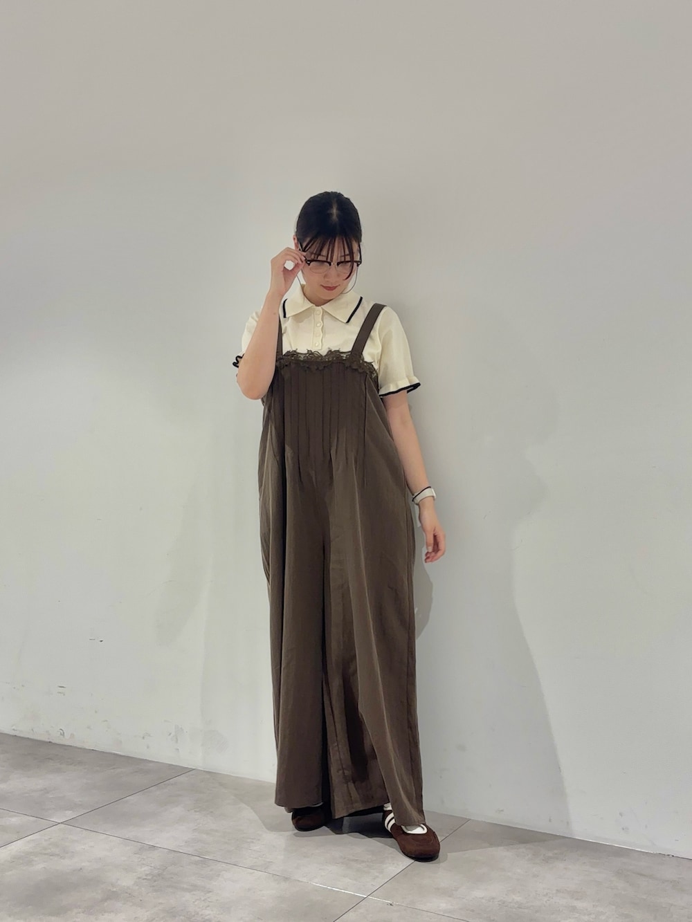 ホワイト系のニット/セーター、ブラウン系のその他パンツ、ブラウン系のバレエシューズを着用したレディースの夏コーディネートの2枚目の写真