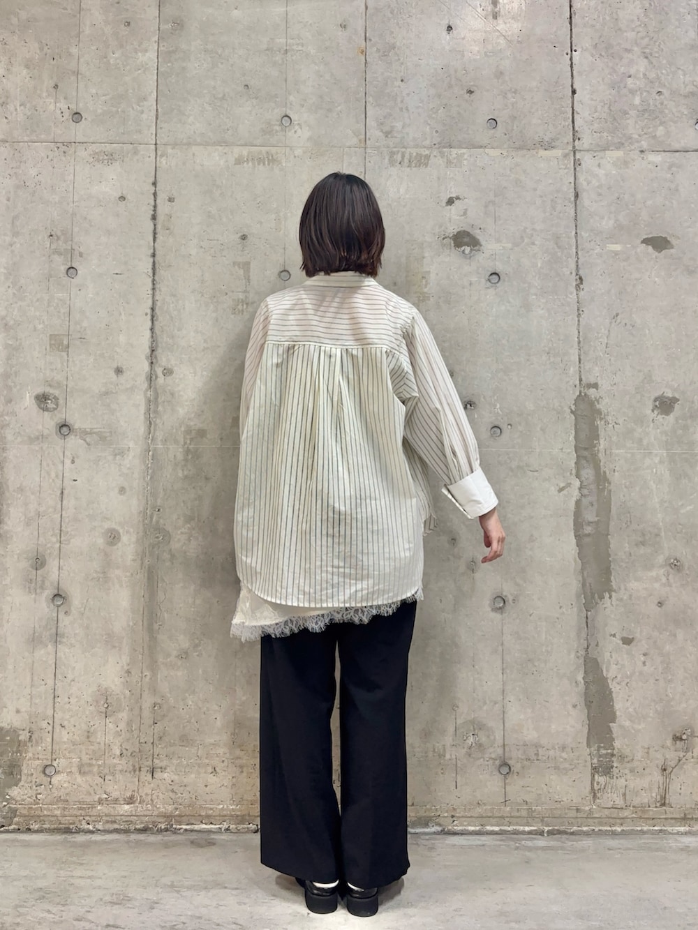 ホワイト系のキャミソール、ホワイト系のシャツ/ブラウス、ブラック系のその他パンツを着用したレディースの春コーディネートの4枚目の写真