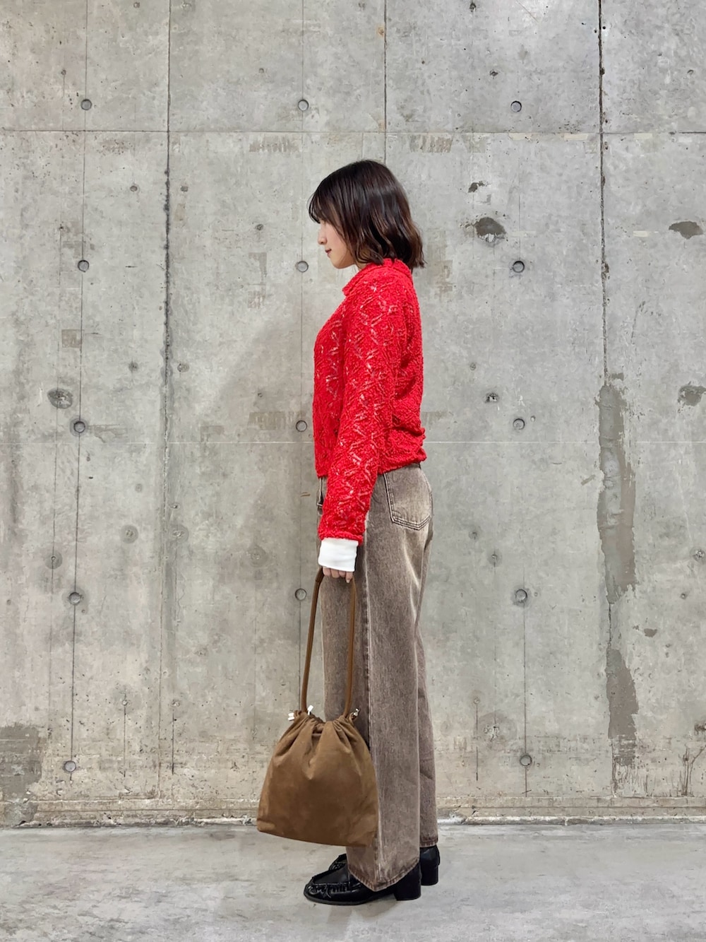 その他のTシャツ/カットソー、レッド系のニット/セーター、ブラウン系のローファーを着用したレディースの春コーディネートの3枚目の写真