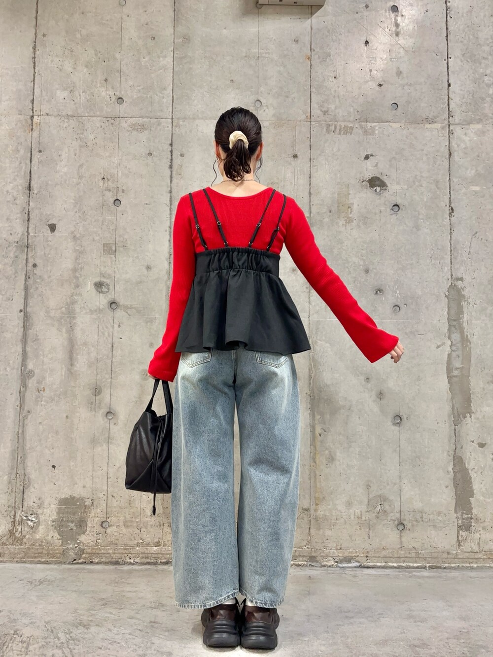 ブラック系のその他トップス、ブラック系のショルダーバッグ、レッド系のニット/セーターを着用したレディースの秋コーディネートの4枚目の写真