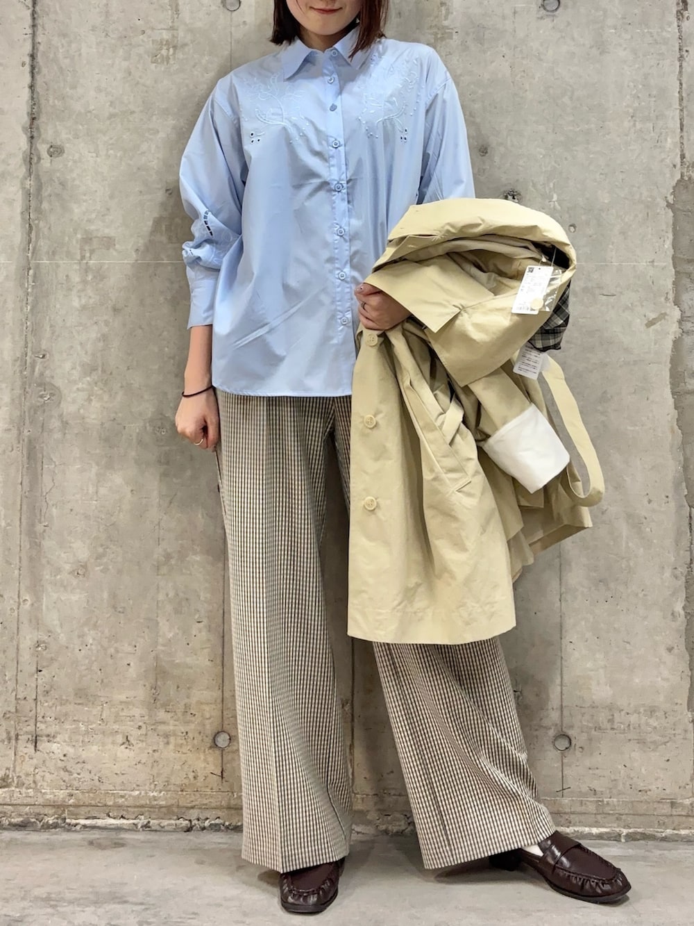 ブラウン系のローファー、ベージュ系のスラックス、ブルー系のシャツ/ブラウスを着用したレディースの冬コーディネートの3枚目の写真