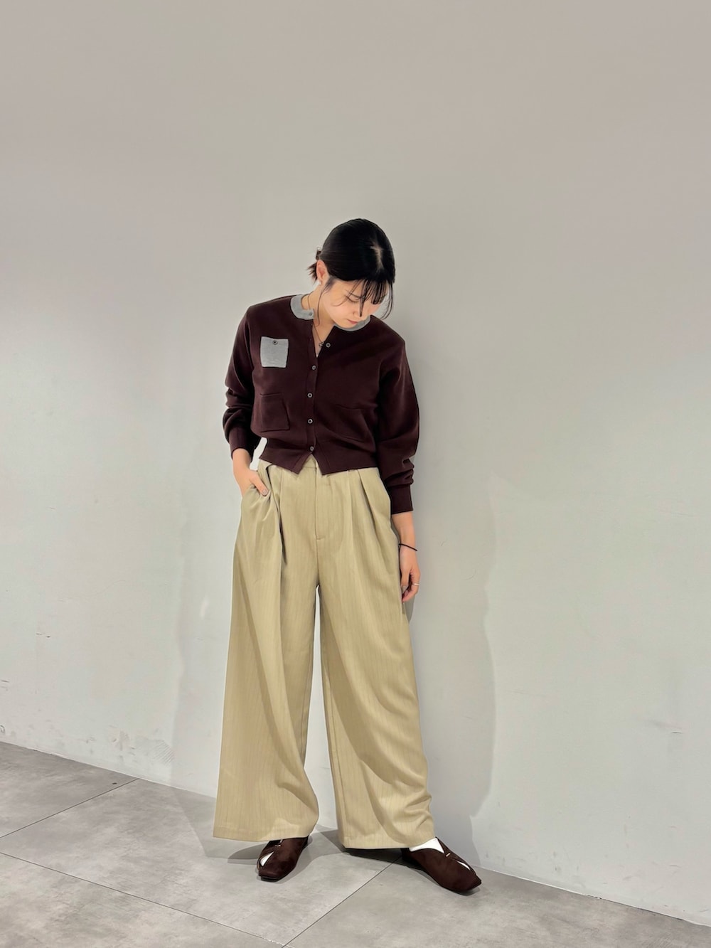 ベージュ系のその他パンツ、ブラウン系のパンプス、ブラウン系のカーディガン/ボレロを着用したレディースの秋コーディネートの2枚目の写真