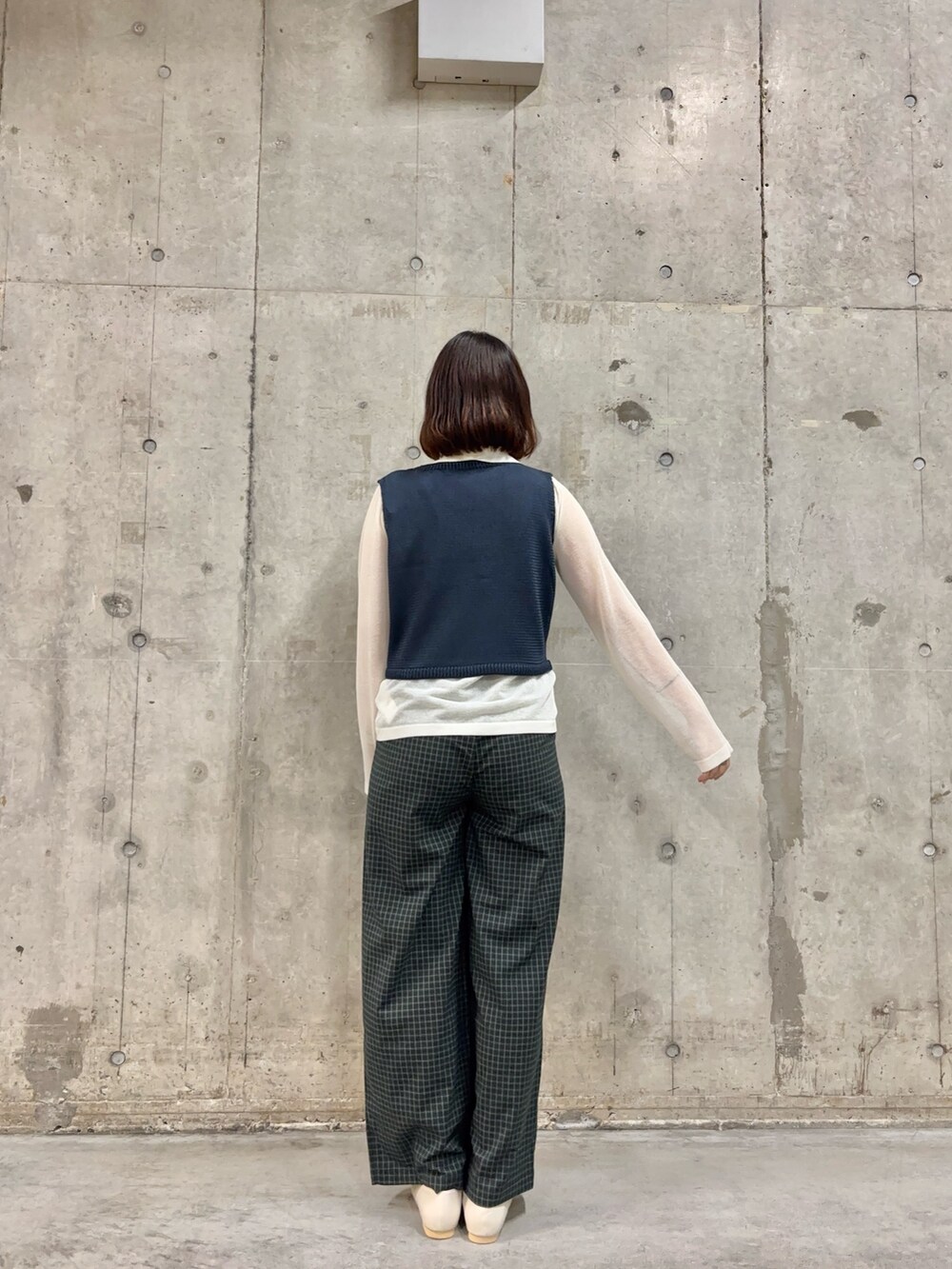 ブルー系のニット/セーター、ホワイト系のニット/セーター、ブラック系のその他パンツを着用したレディースの春コーディネートの4枚目の写真
