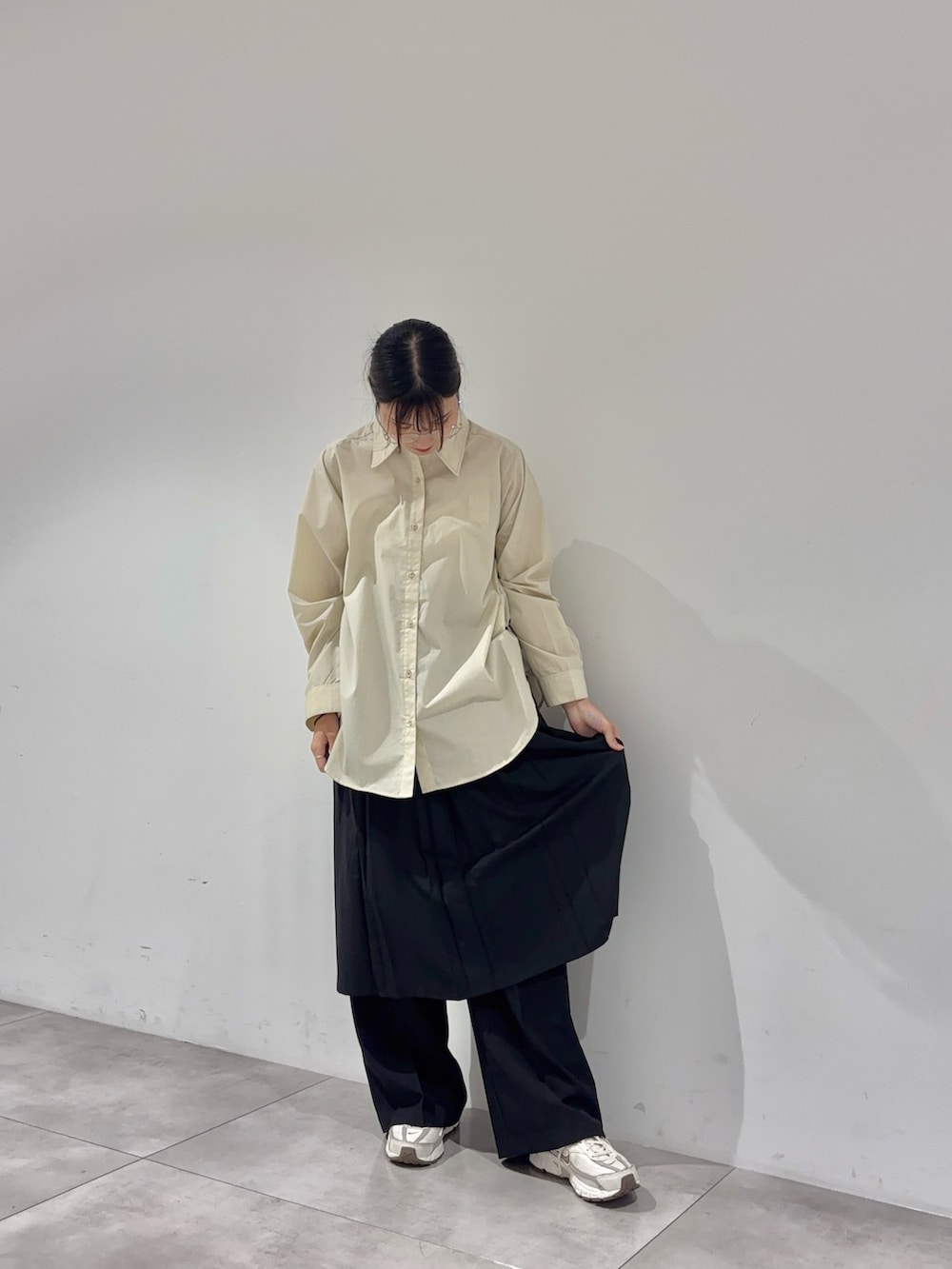 ブラック系のスカート、ベージュ系のシャツ/ブラウス、ブラック系のその他パンツを着用したレディースの夏コーディネートの2枚目の写真