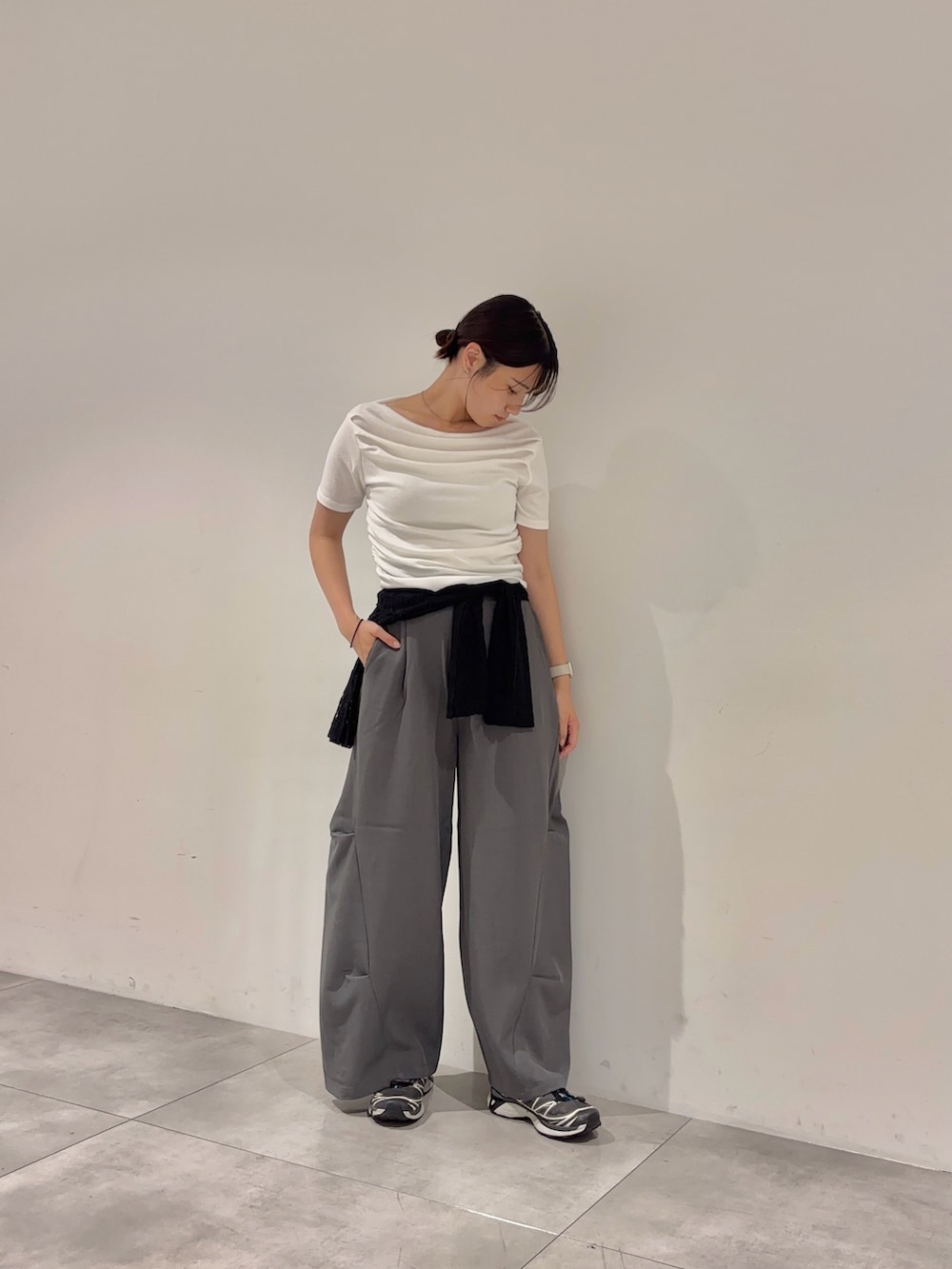 ホワイト系のTシャツ/カットソー、ブラック系のシャツ/ブラウス、グレー系のその他パンツを着用したレディースの夏コーディネートの2枚目の写真