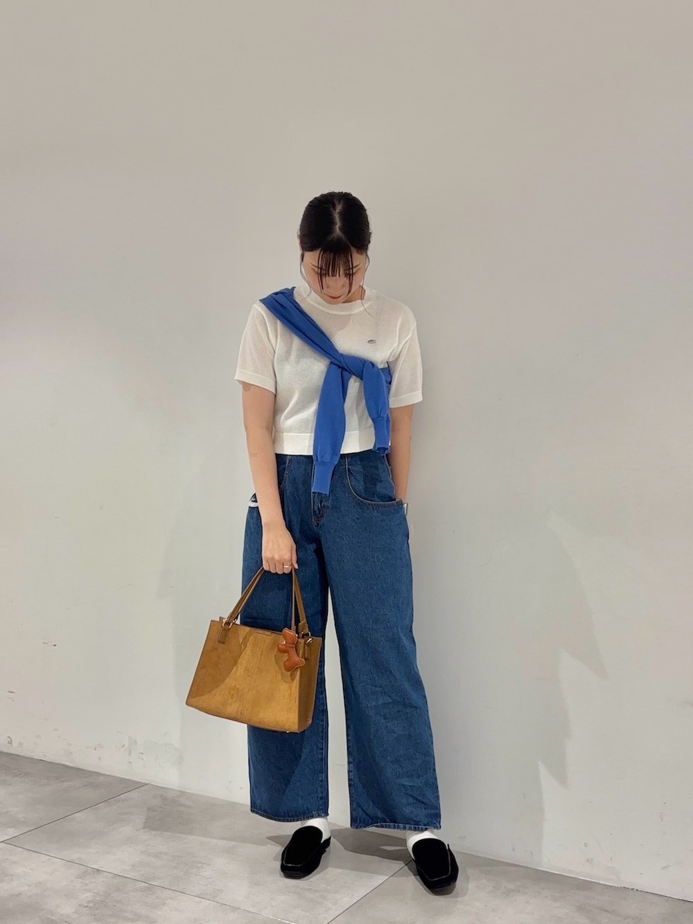 ホワイト系のニット/セーター、ブルー系のカーディガン/ボレロ、ブルー系のデニムパンツを着用したレディースの夏コーディネートの2枚目の写真