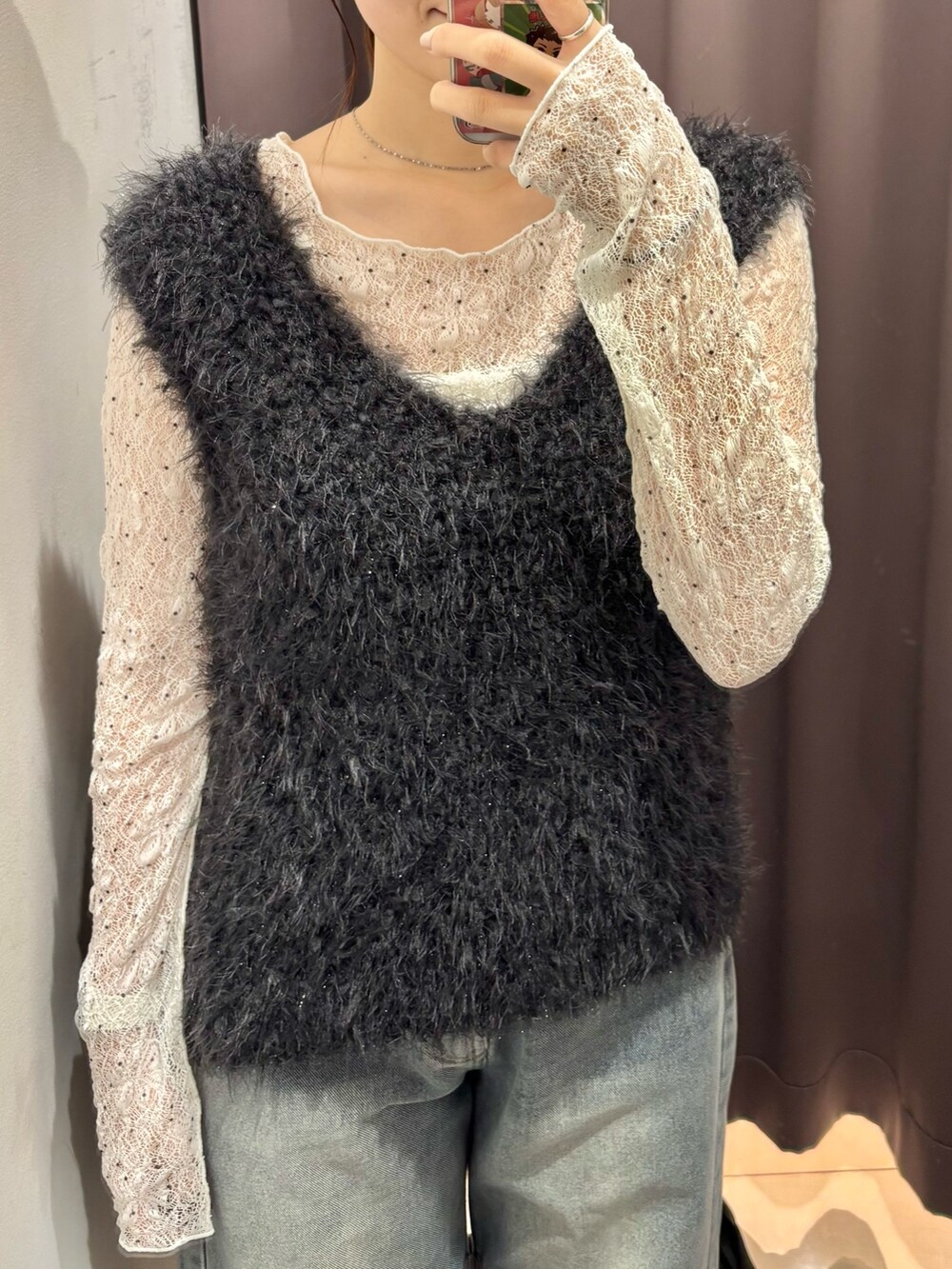 グレー系のベスト、ホワイト系のTシャツ/カットソー、ブラック系のパンプスを着用したレディースの秋コーディネートの3枚目の写真