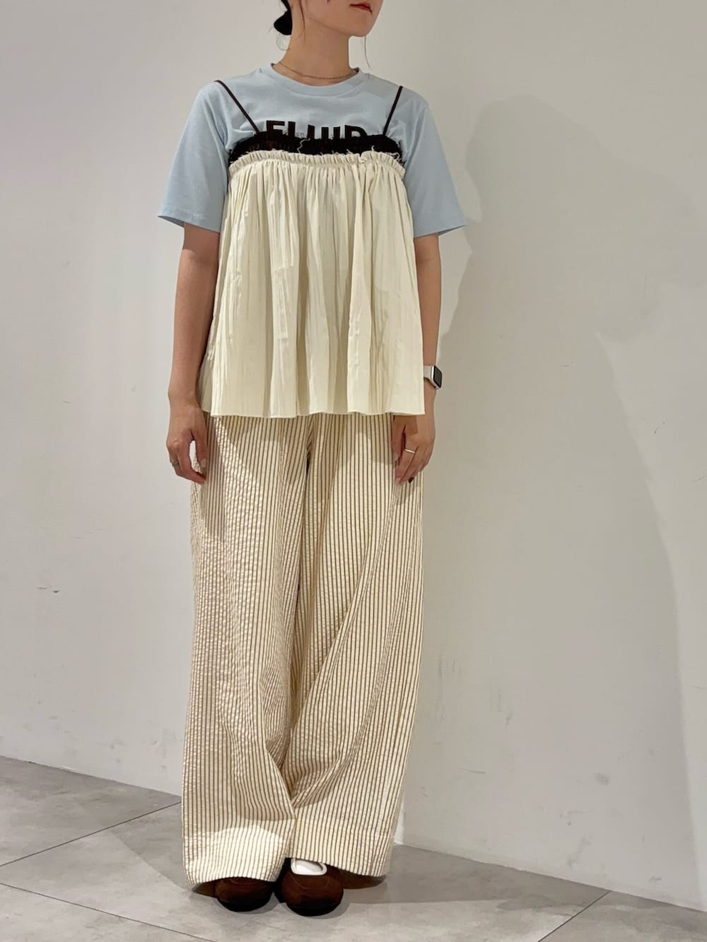 その他のTシャツ/カットソー、ホワイト系のその他パンツ、ブラウン系のバレエシューズを着用したレディースの夏コーディネートの3枚目の写真
