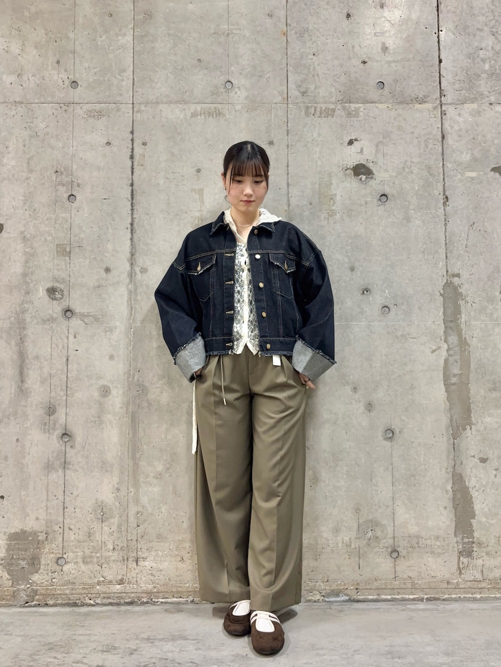 ブルー系のデニムジャケット、ホワイト系のその他トップス、グリーン系のスラックスを着用したレディースの春コーディネートの2枚目の写真