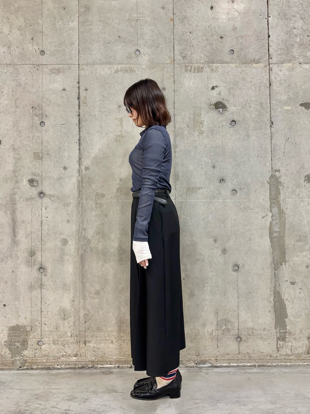 ブルー系のその他トップス、ブラウン系のローファー、ブラック系のスカートを着用したレディースの春コーディネートの3枚目の写真