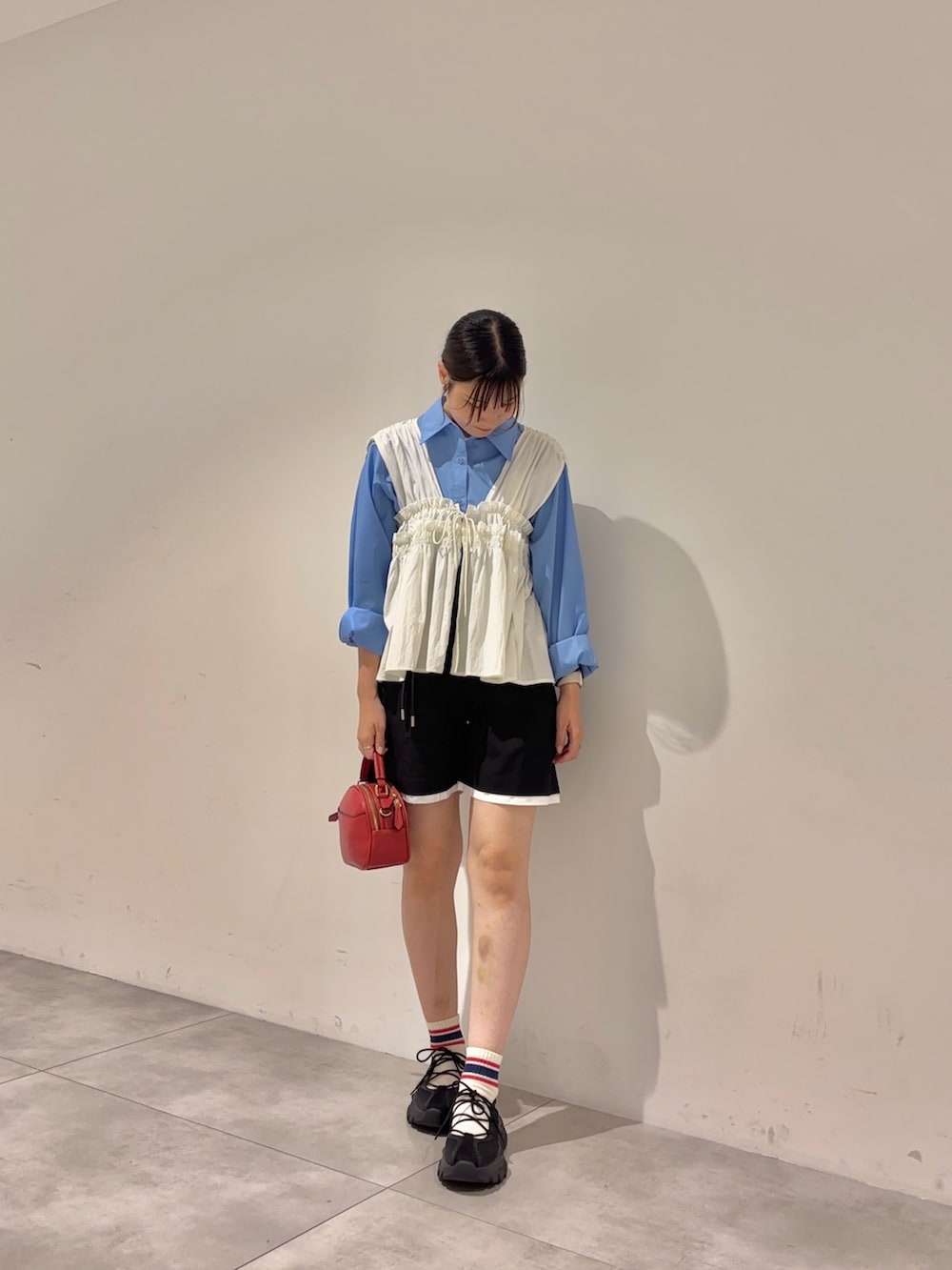 ホワイト系のシャツ/ブラウス、ブルー系のシャツ/ブラウス、ブラック系のスニーカーを着用したレディースの夏コーディネートの2枚目の写真