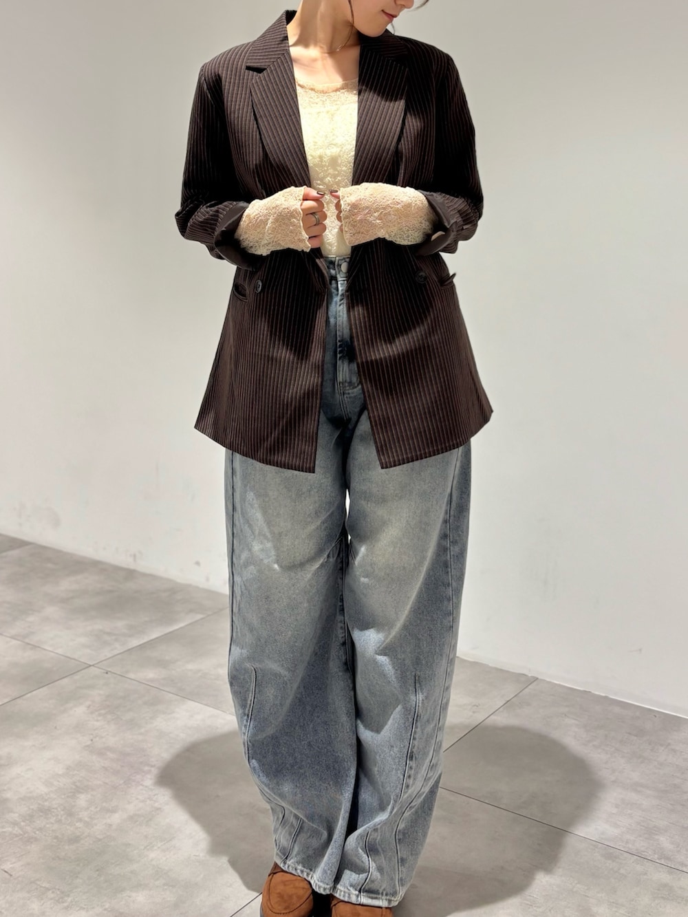 ブラウン系のその他アウター、ベージュ系のTシャツ/カットソー、ホワイト系のキャミソールを着用したレディースの秋コーディネートの3枚目の写真