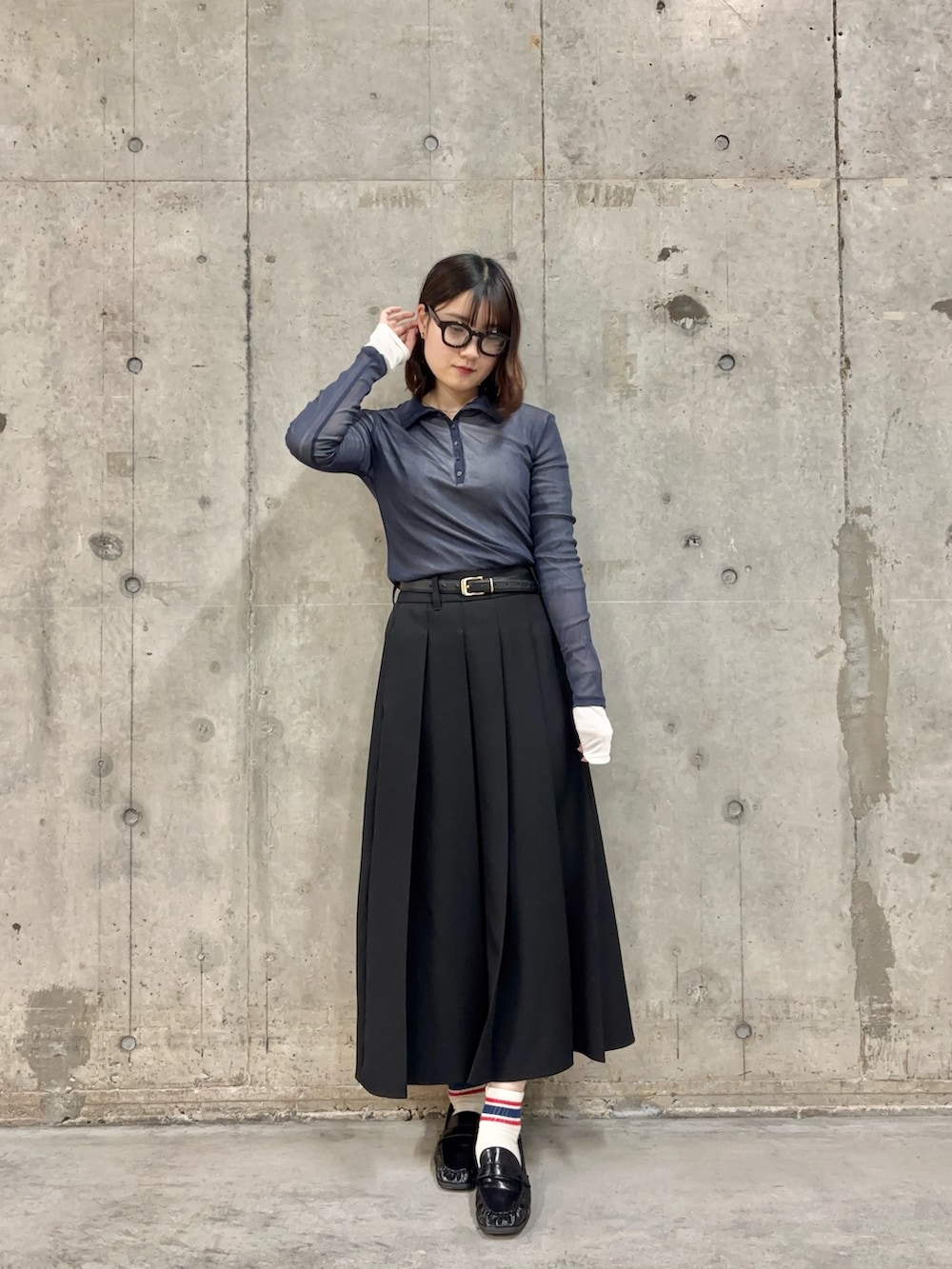 ブルー系のその他トップス、ブラウン系のローファー、ブラック系のスカートを着用したレディースの春コーディネートの2枚目の写真