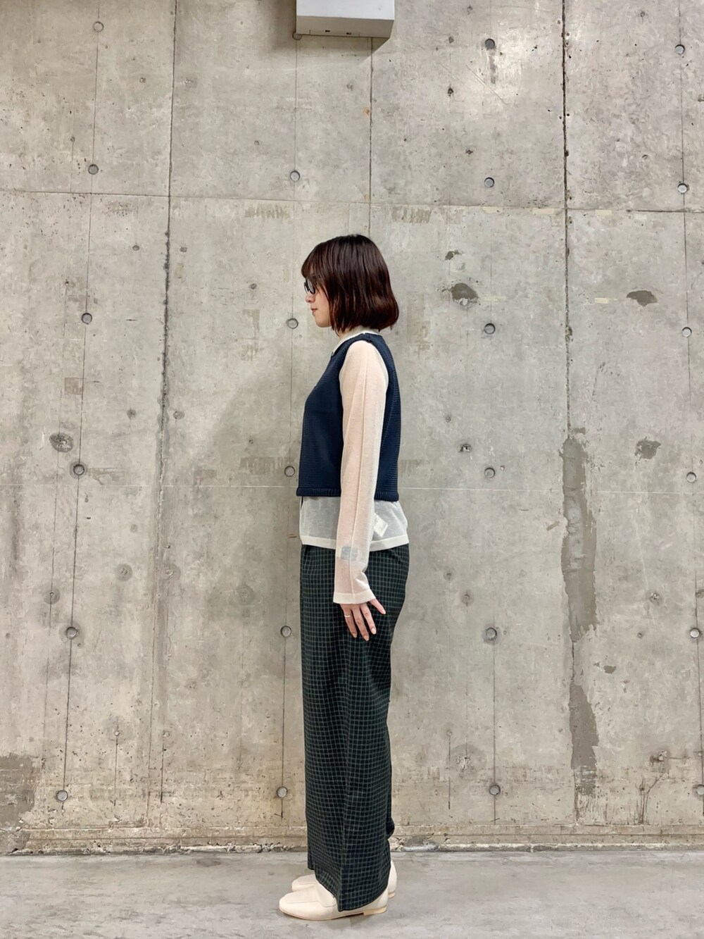 ブルー系のニット/セーター、ホワイト系のニット/セーター、ブラック系のその他パンツを着用したレディースの春コーディネートの3枚目の写真