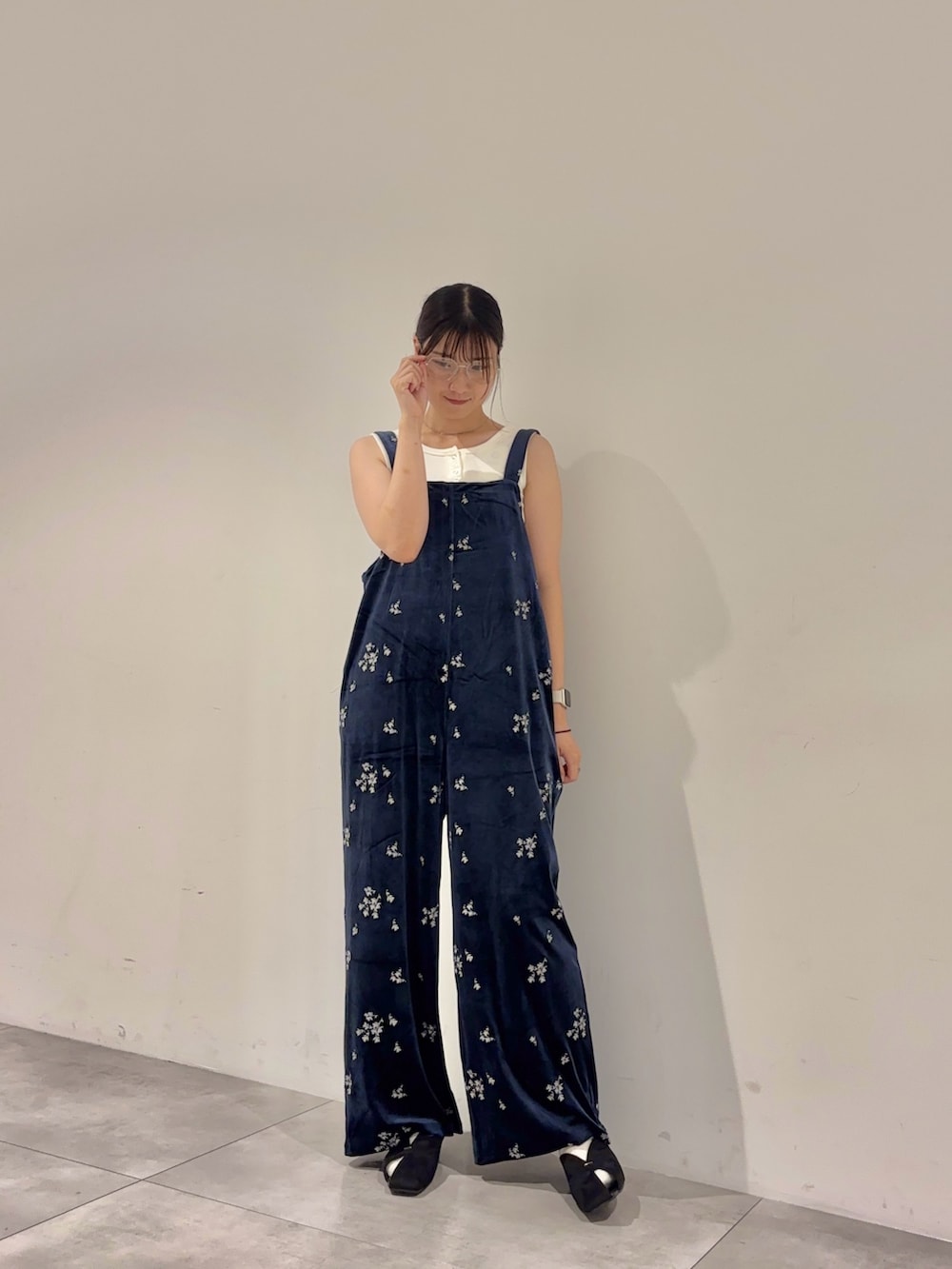 ホワイト系のタンクトップ、ブルー系のその他パンツ、ブラック系のパンプスを着用したレディースの夏コーディネートの2枚目の写真