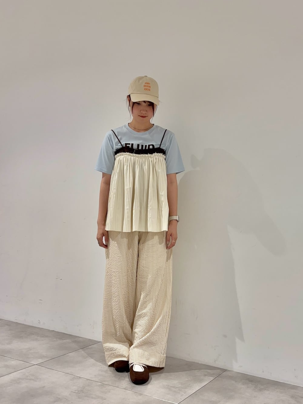 その他のTシャツ/カットソー、ホワイト系のその他パンツ、ブラウン系のバレエシューズを着用したレディースの夏コーディネートの2枚目の写真