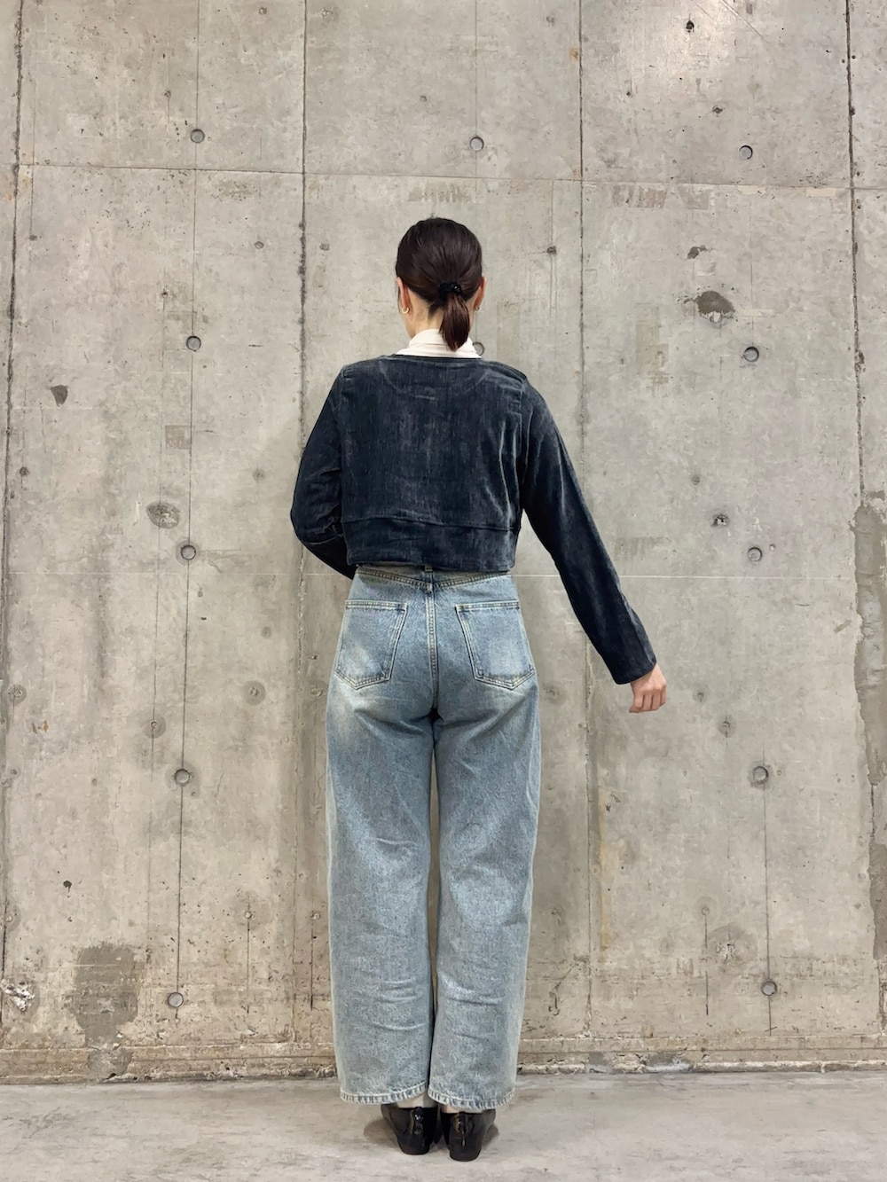 ブルー系のデニムパンツ、ホワイト系のTシャツ/カットソー、ブルー系のワンピースを着用したレディースの冬コーディネートの3枚目の写真