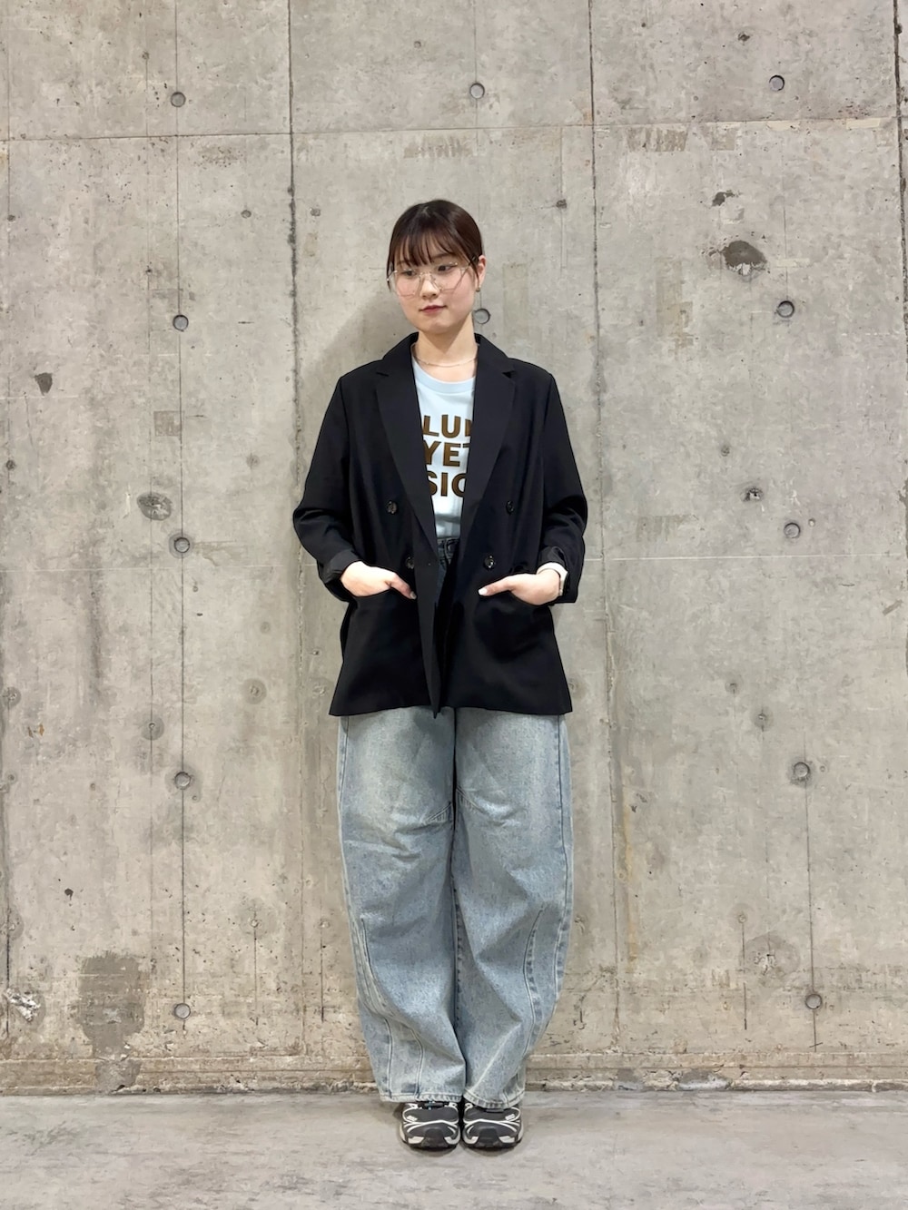 ブラック系のテーラードジャケット、その他のTシャツ/カットソー、ブルー系のデニムパンツを着用したレディースの春コーディネートの2枚目の写真