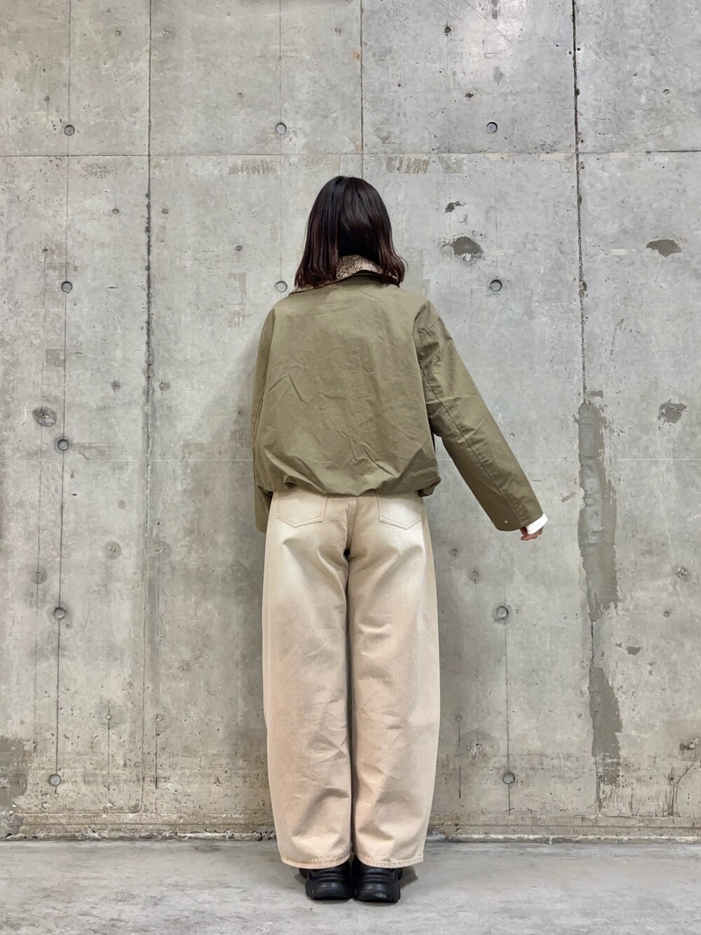 ベージュ系のデニムパンツ、グリーン系のブルゾン、ホワイト系のシャツ/ブラウスを着用したレディースの冬コーディネートの4枚目の写真