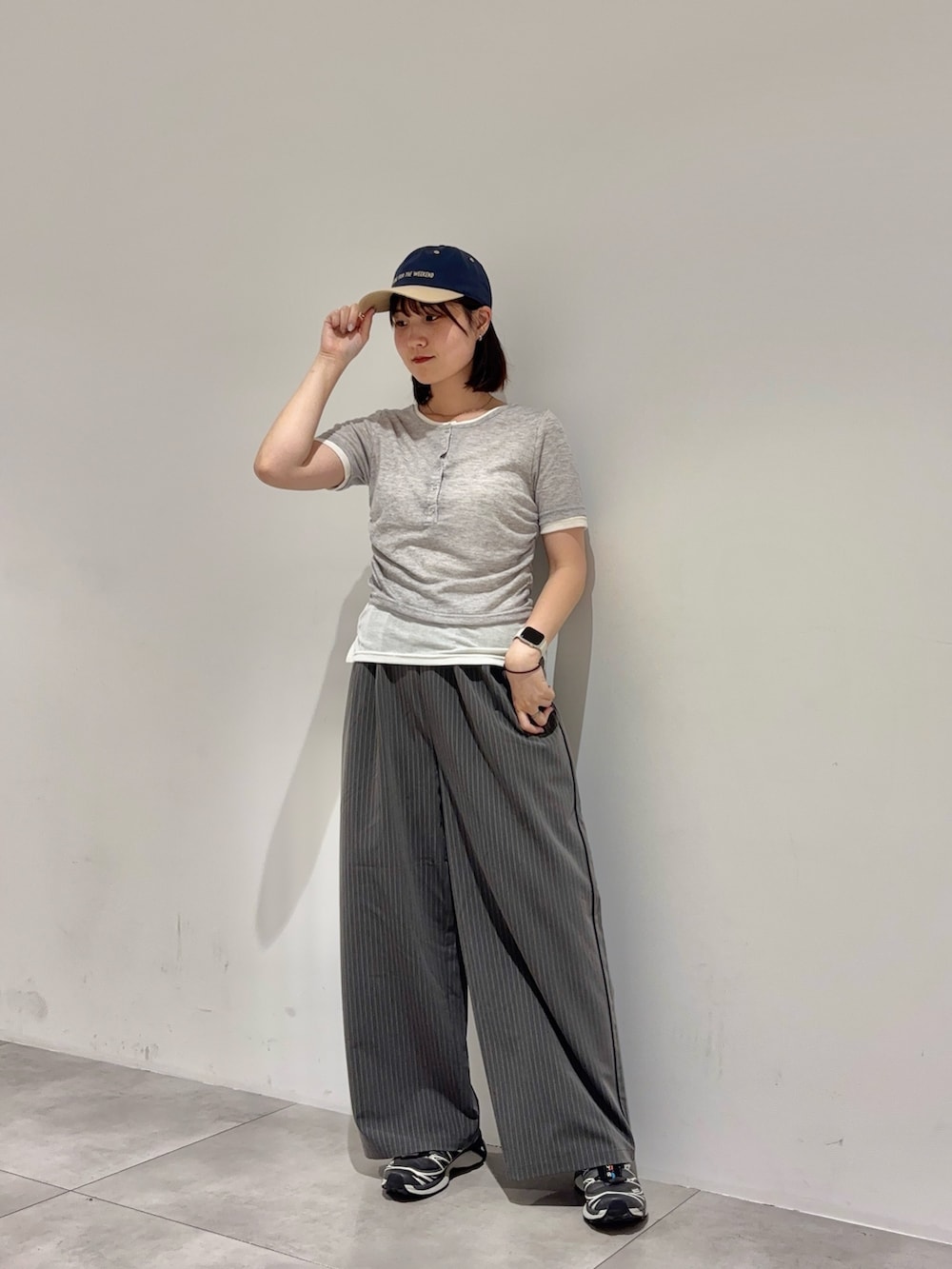 グレー系のTシャツ/カットソー、グレー系のその他パンツ、グレー系のスニーカーを着用したレディースの春コーディネートの2枚目の写真